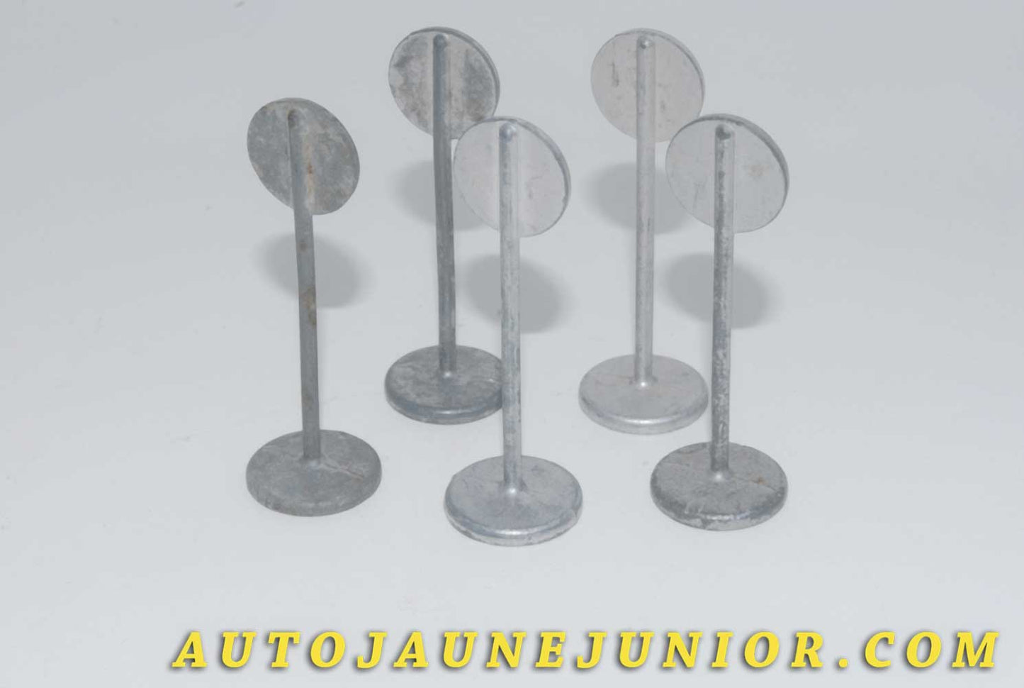 Le #4533 - Dinky Toys - Signalisation - Lot de 5 Panneaux est en vente sur Auto Jaune Junior ! Découvrez nos collections de diecast Minialuxe, CIJ, C-I-J, JRD, J-R-D,  Matchbox, Majorette… AutoJauneJunior.com : le site de vente en ligne et de partage pour les passionés de miniatures et collectionneurs de jouets anciens ! Des centaines de modèles en vente, et des nouveautés mises en ligne chaque jour à 21h00 !