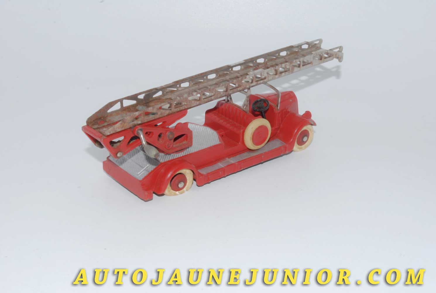 Le #4608 - Dinky Toys - Delahaye - Camion grande échelle pompier est en vente sur Auto Jaune Junior ! Découvrez nos collections de diecast Minialuxe, CIJ, C-I-J, JRD, J-R-D,  Matchbox, Majorette… AutoJauneJunior.com : le site de vente en ligne et de partage pour les passionés de miniatures et collectionneurs de jouets anciens ! Des centaines de modèles en vente, et des nouveautés mises en ligne chaque jour à 21h00 !