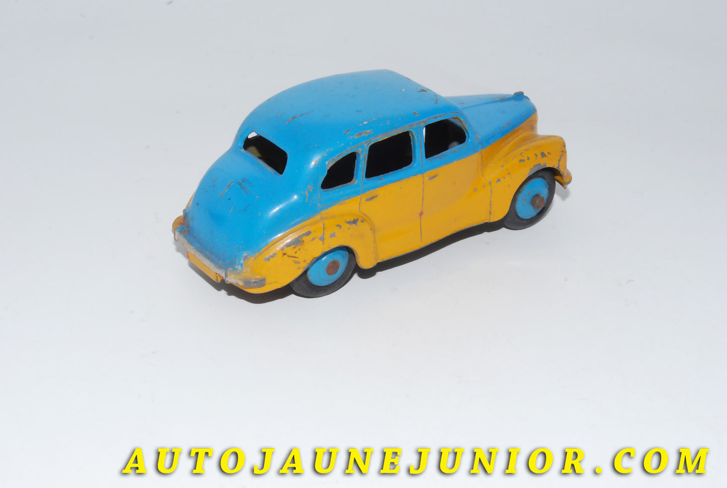 Le #4629 - Dinky Toys - Austin - Devon Bicolore est en vente sur Auto Jaune Junior ! Découvrez nos collections de diecast Minialuxe, CIJ, C-I-J, JRD, J-R-D,  Matchbox, Majorette… AutoJauneJunior.com : le site de vente en ligne et de partage pour les passionés de miniatures et collectionneurs de jouets anciens ! Des centaines de modèles en vente, et des nouveautés mises en ligne chaque jour à 21h00 !