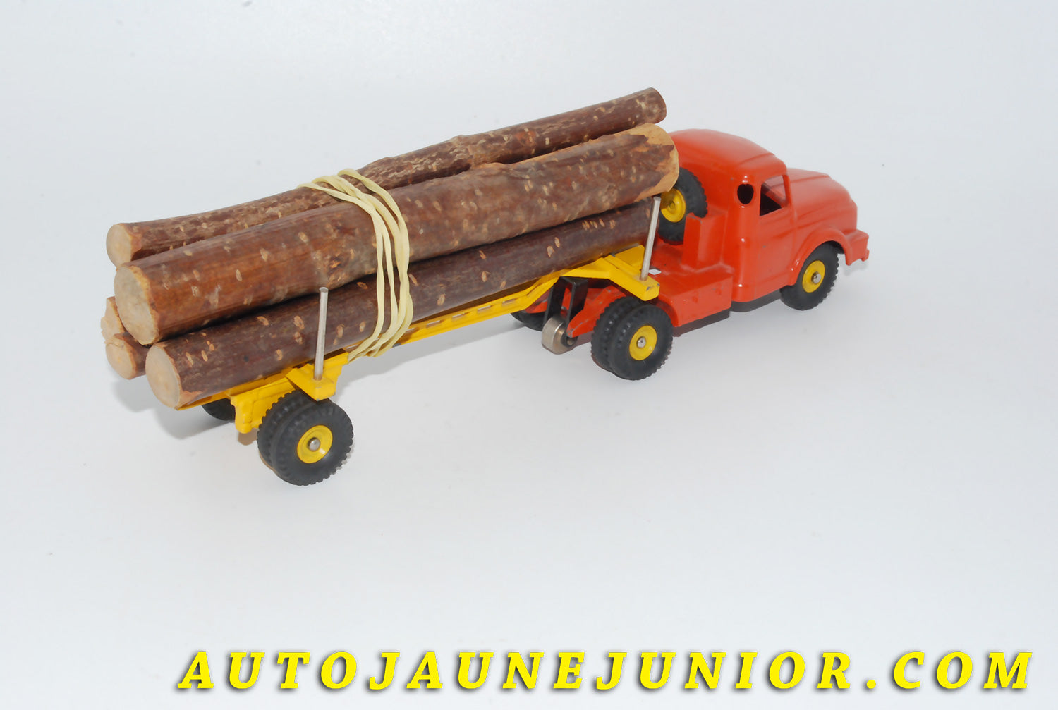 Le #4639 - Dinky Toys - Willeme - Tracteur semi remorque fardier version intermédiaire (jantes concave et remorque ajourée) est en vente sur Auto Jaune Junior ! Découvrez nos collections de diecast Minialuxe, CIJ, C-I-J, JRD, J-R-D,  Matchbox, Majorette… AutoJauneJunior.com : le site de vente en ligne et de partage pour les passionés de miniatures et collectionneurs de jouets anciens ! Des centaines de modèles en vente, et des nouveautés mises en ligne chaque jour à 21h00 !