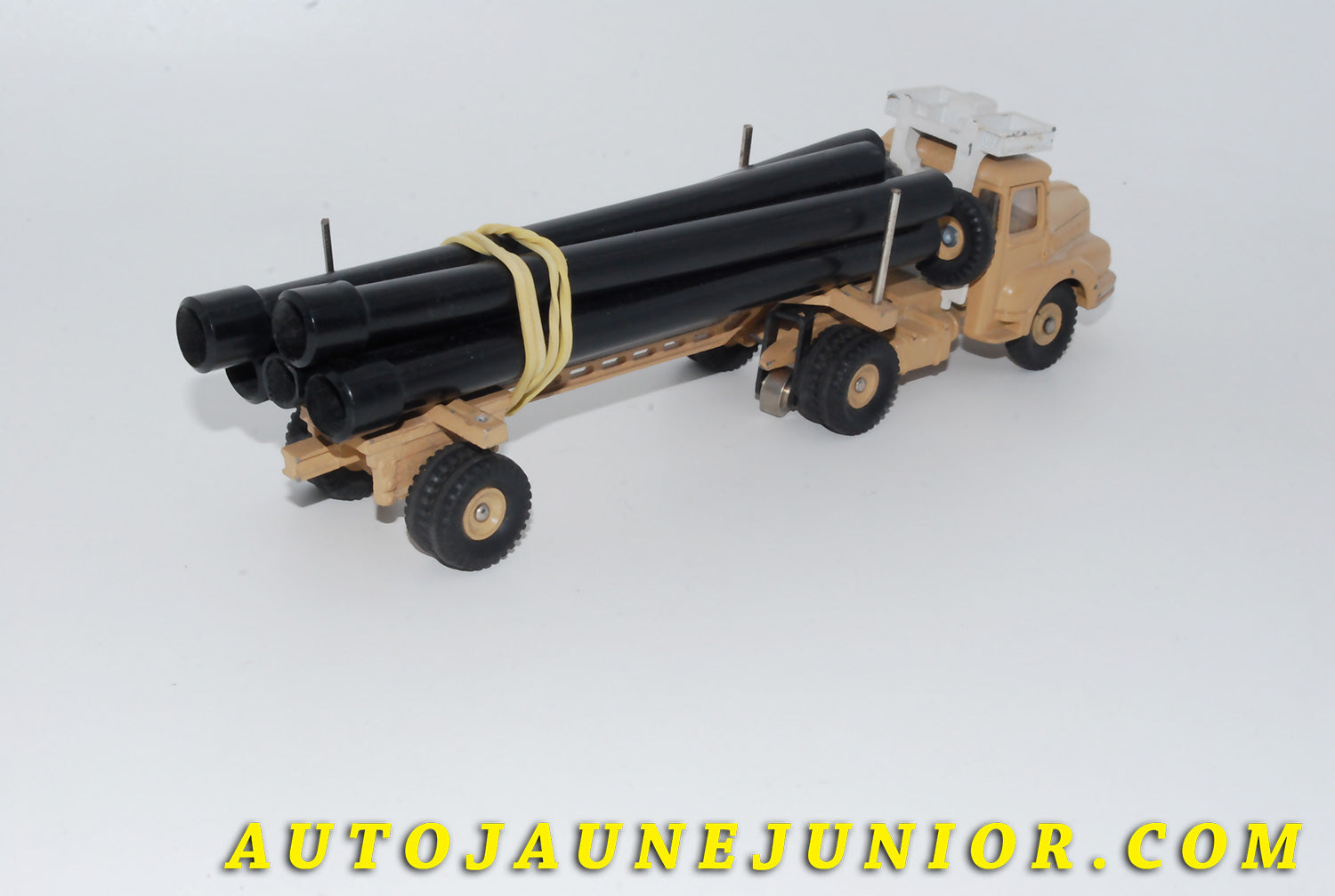 Le #4640 - Dinky Toys - Unic - Semi remorque porte tubes (jantes concave) est en vente sur Auto Jaune Junior ! Découvrez nos collections de diecast Minialuxe, CIJ, C-I-J, JRD, J-R-D,  Matchbox, Majorette… AutoJauneJunior.com : le site de vente en ligne et de partage pour les passionés de miniatures et collectionneurs de jouets anciens ! Des centaines de modèles en vente, et des nouveautés mises en ligne chaque jour à 21h00 !