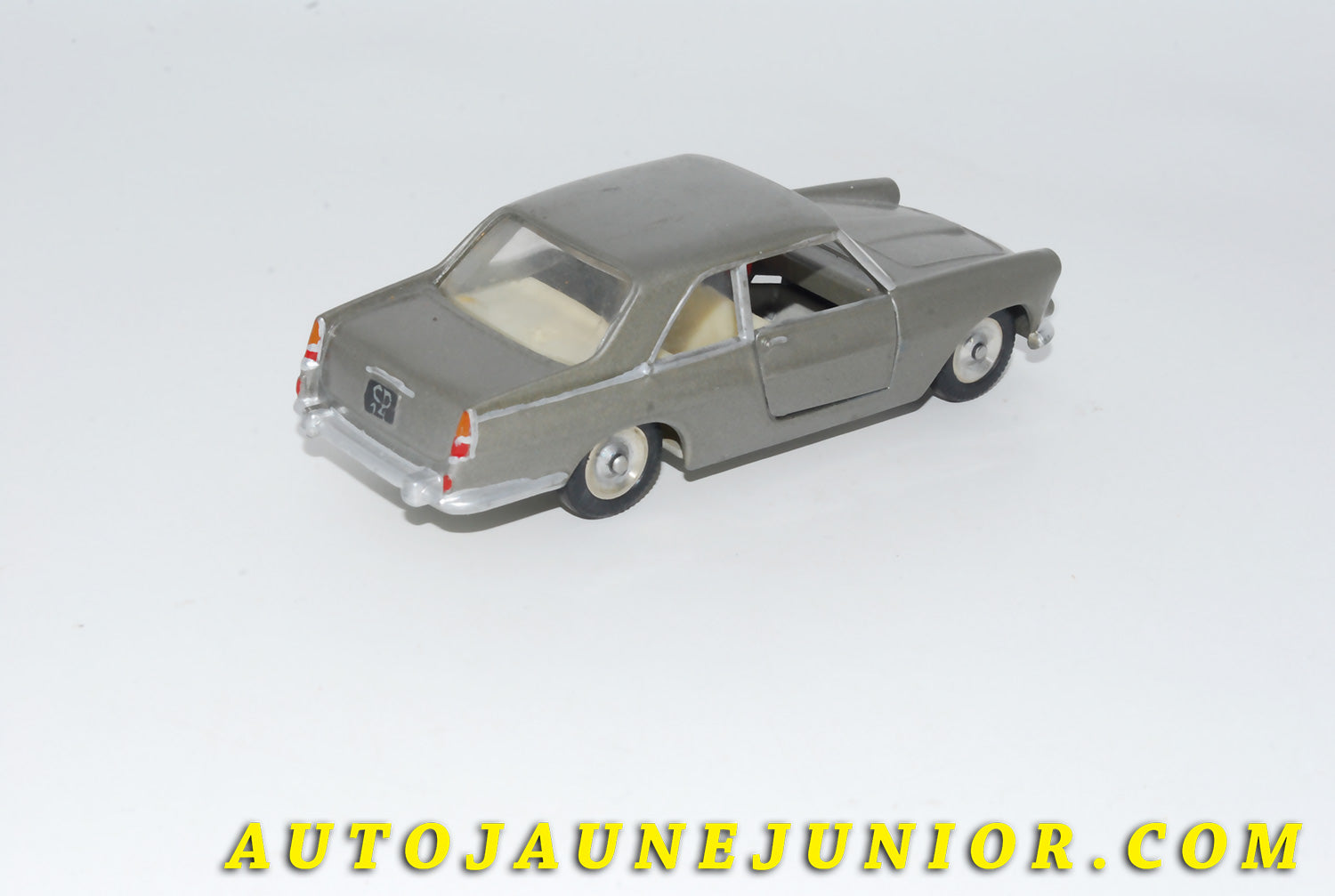 Le #4649 - Solido - Lancia - Flaminia est en vente sur Auto Jaune Junior ! Découvrez nos collections de diecast Minialuxe, CIJ, C-I-J, JRD, J-R-D,  Matchbox, Majorette… AutoJauneJunior.com : le site de vente en ligne et de partage pour les passionés de miniatures et collectionneurs de jouets anciens ! Des centaines de modèles en vente, et des nouveautés mises en ligne chaque jour à 21h00 !