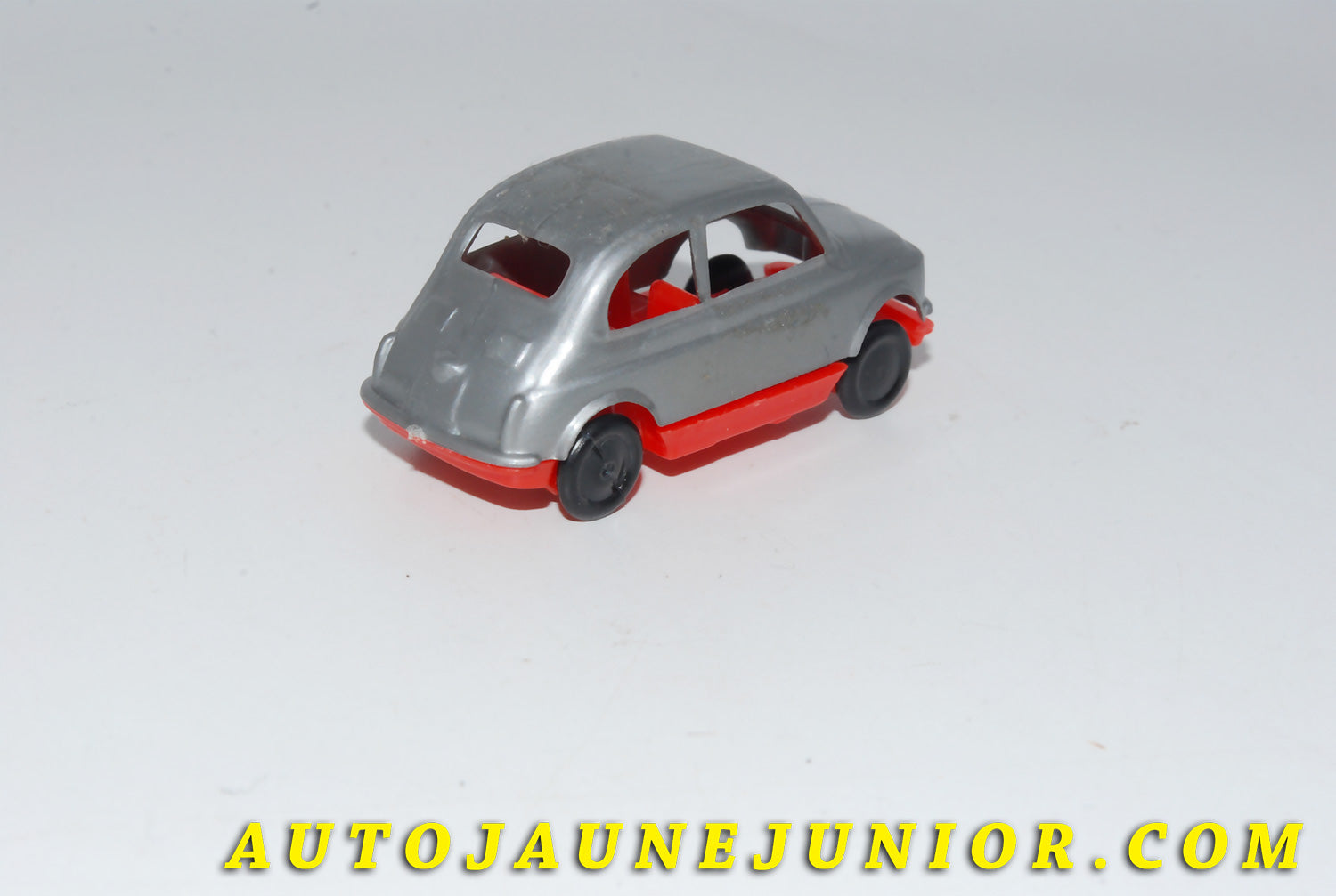 Le #4654 - CGGC - Fiat - 500 Berline est en vente sur Auto Jaune Junior ! Découvrez nos collections de diecast Minialuxe, CIJ, C-I-J, JRD, J-R-D,  Matchbox, Majorette… AutoJauneJunior.com : le site de vente en ligne et de partage pour les passionés de miniatures et collectionneurs de jouets anciens ! Des centaines de modèles en vente, et des nouveautés mises en ligne chaque jour à 21h00 !