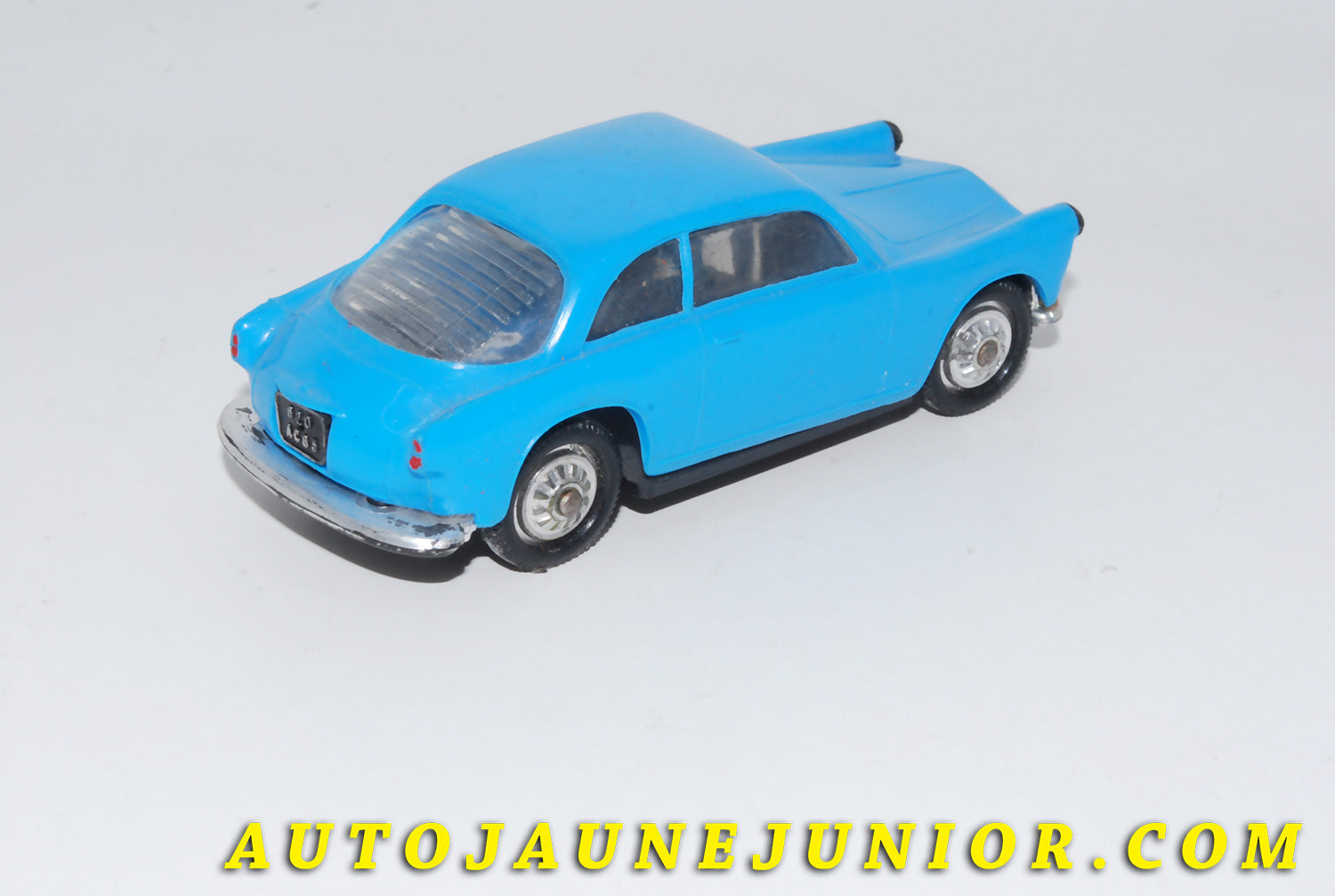 Le #4655 - Norev - Alfa Roméo  - Giuletta Sprint 1300 est en vente sur Auto Jaune Junior ! Découvrez nos collections de diecast Minialuxe, CIJ, C-I-J, JRD, J-R-D,  Matchbox, Majorette… AutoJauneJunior.com : le site de vente en ligne et de partage pour les passionés de miniatures et collectionneurs de jouets anciens ! Des centaines de modèles en vente, et des nouveautés mises en ligne chaque jour à 21h00 !