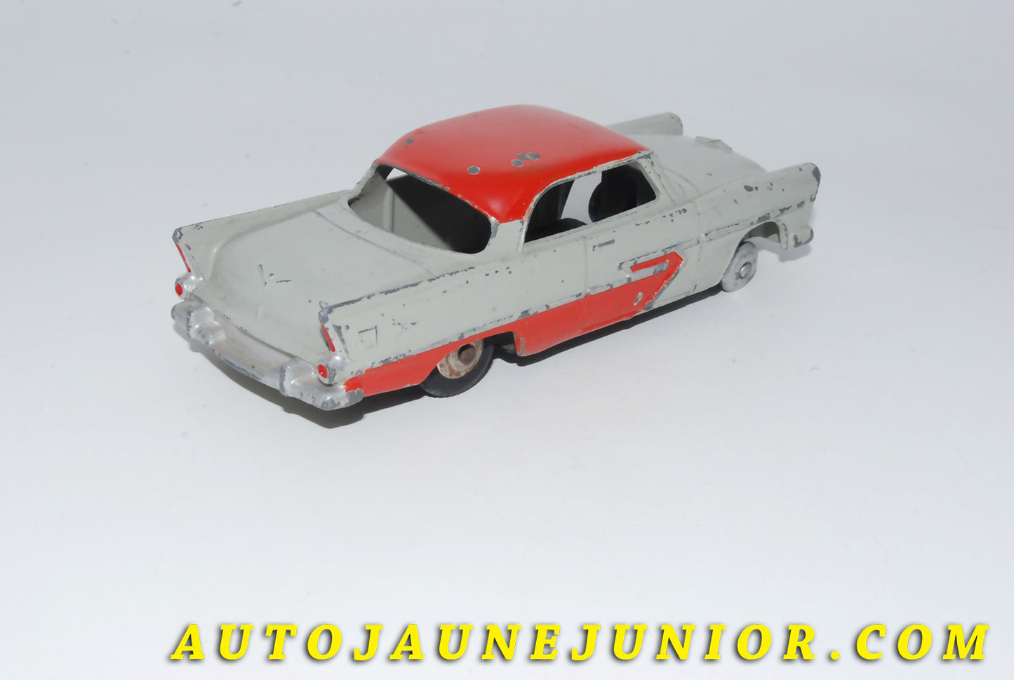 Le #4661 - Dinky Toys - Plymouth - Berline Belvedere (Type 1 sans X) est en vente sur Auto Jaune Junior ! Découvrez nos collections de diecast Minialuxe, CIJ, C-I-J, JRD, J-R-D,  Matchbox, Majorette… AutoJauneJunior.com : le site de vente en ligne et de partage pour les passionés de miniatures et collectionneurs de jouets anciens ! Des centaines de modèles en vente, et des nouveautés mises en ligne chaque jour à 21h00 !