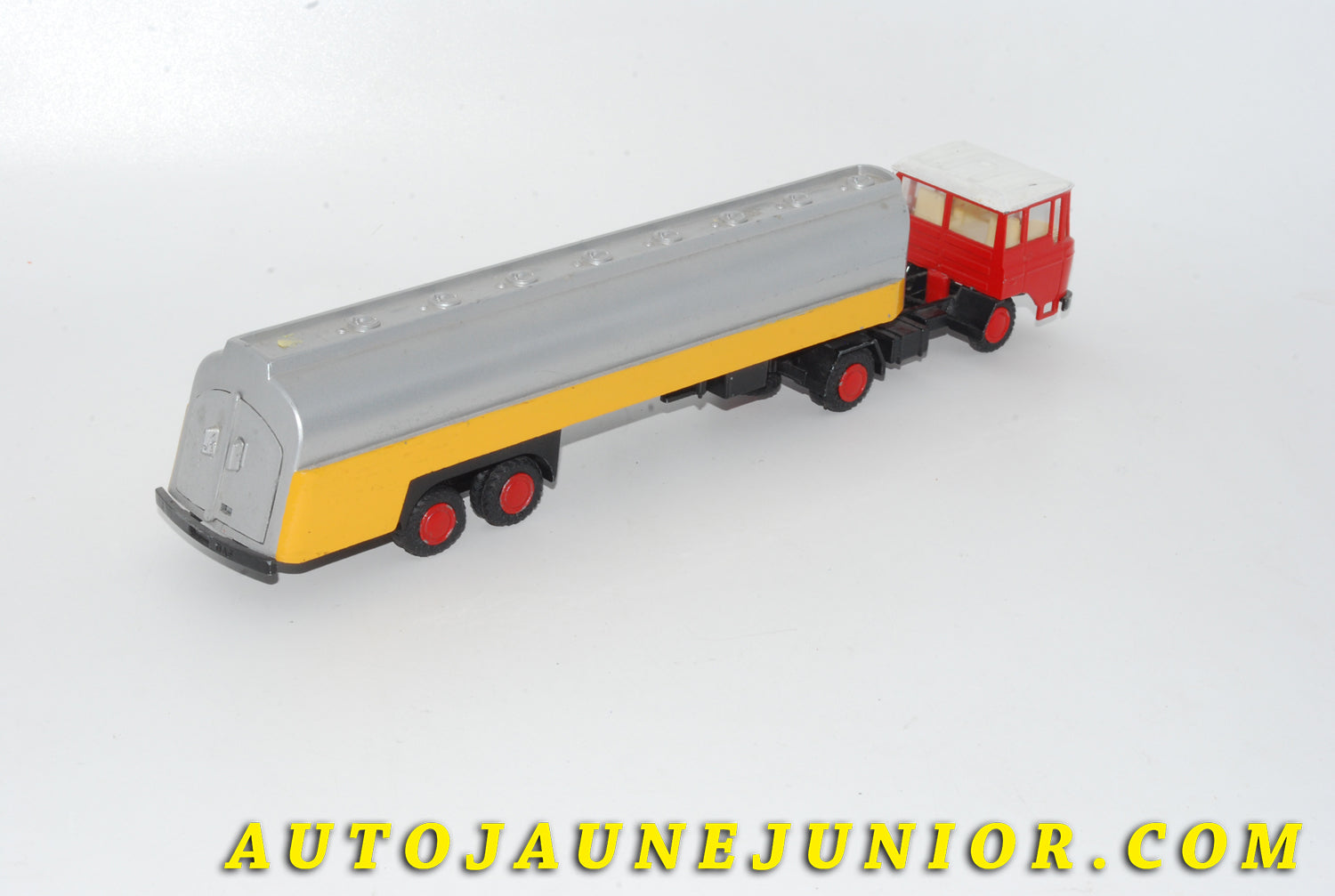 Le #4712 - Lion Car - DAF - 2600 Tracteur Semi-remorque Citerne (moins fréquente version avec flancs  colorés en jaune) est en vente sur Auto Jaune Junior ! Découvrez nos collections de diecast Minialuxe, CIJ, C-I-J, JRD, J-R-D,  Matchbox, Majorette… AutoJauneJunior.com : le site de vente en ligne et de partage pour les passionés de miniatures et collectionneurs de jouets anciens ! Des centaines de modèles en vente, et des nouveautés mises en ligne chaque jour à 21h00 !