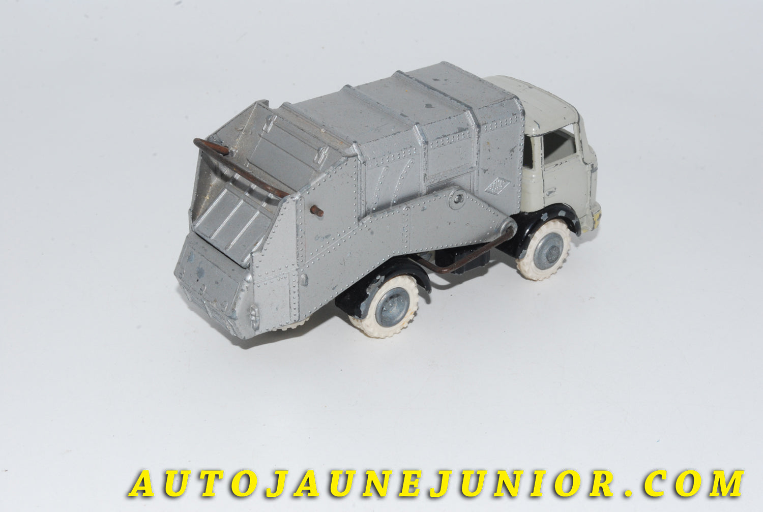 Le #4715 - France Jouet - Berliet - Gak benne à ordure Semat est en vente sur Auto Jaune Junior ! Découvrez nos collections de diecast Minialuxe, CIJ, C-I-J, JRD, J-R-D,  Matchbox, Majorette… AutoJauneJunior.com : le site de vente en ligne et de partage pour les passionés de miniatures et collectionneurs de jouets anciens ! Des centaines de modèles en vente, et des nouveautés mises en ligne chaque jour à 21h00 !