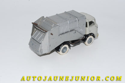 Le #4715 - France Jouet - Berliet - Gak benne à ordure Semat est en vente sur Auto Jaune Junior ! Découvrez nos collections de diecast Minialuxe, CIJ, C-I-J, JRD, J-R-D,  Matchbox, Majorette… AutoJauneJunior.com : le site de vente en ligne et de partage pour les passionés de miniatures et collectionneurs de jouets anciens ! Des centaines de modèles en vente, et des nouveautés mises en ligne chaque jour à 21h00 !