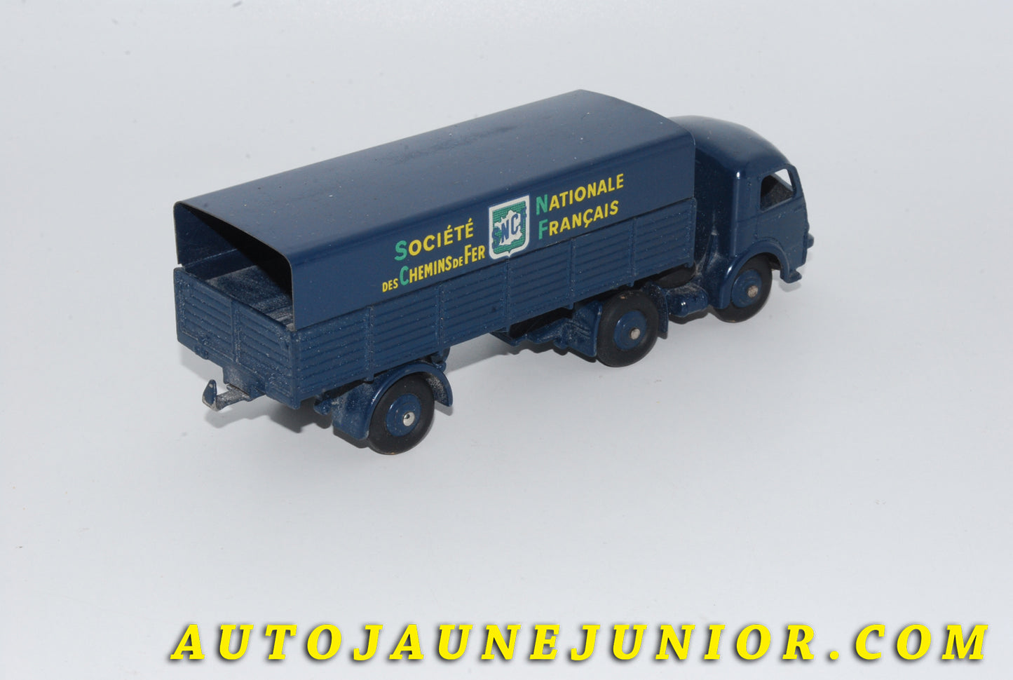 Le #4736 - Dinky Toys - Panhard - Movic Tracteur Semi-remorque Bâché SNCF - Type 3 est en vente sur Auto Jaune Junior ! Découvrez nos collections de diecast Minialuxe, CIJ, C-I-J, JRD, J-R-D,  Matchbox, Majorette… AutoJauneJunior.com : le site de vente en ligne et de partage pour les passionés de miniatures et collectionneurs de jouets anciens ! Des centaines de modèles en vente, et des nouveautés mises en ligne chaque jour à 21h00 !