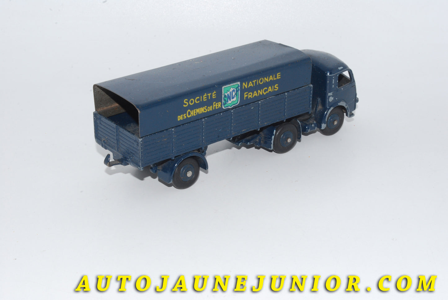 Le #4737 - Dinky Toys - Panhard - Movic Tracteur Semi-remorque Bâché SNCF - Type2  - Avec Logo sur fond UNI !)  est en vente sur Auto Jaune Junior ! Découvrez nos collections de diecast Minialuxe, CIJ, C-I-J, JRD, J-R-D,  Matchbox, Majorette… AutoJauneJunior.com : le site de vente en ligne et de partage pour les passionés de miniatures et collectionneurs de jouets anciens ! Des centaines de modèles en vente, et des nouveautés mises en ligne chaque jour à 21h00 !