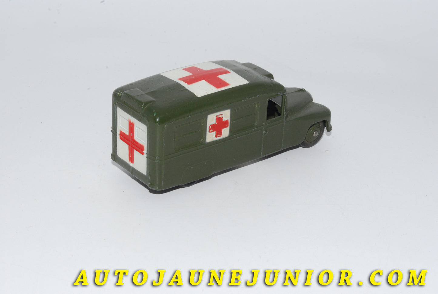 Le #4740 - Dinky Toys - Daimler - Ambulance militaire (marché américain) est en vente sur Auto Jaune Junior ! Découvrez nos collections de diecast Minialuxe, CIJ, C-I-J, JRD, J-R-D,  Matchbox, Majorette… AutoJauneJunior.com : le site de vente en ligne et de partage pour les passionés de miniatures et collectionneurs de jouets anciens ! Des centaines de modèles en vente, et des nouveautés mises en ligne chaque jour à 21h00 !