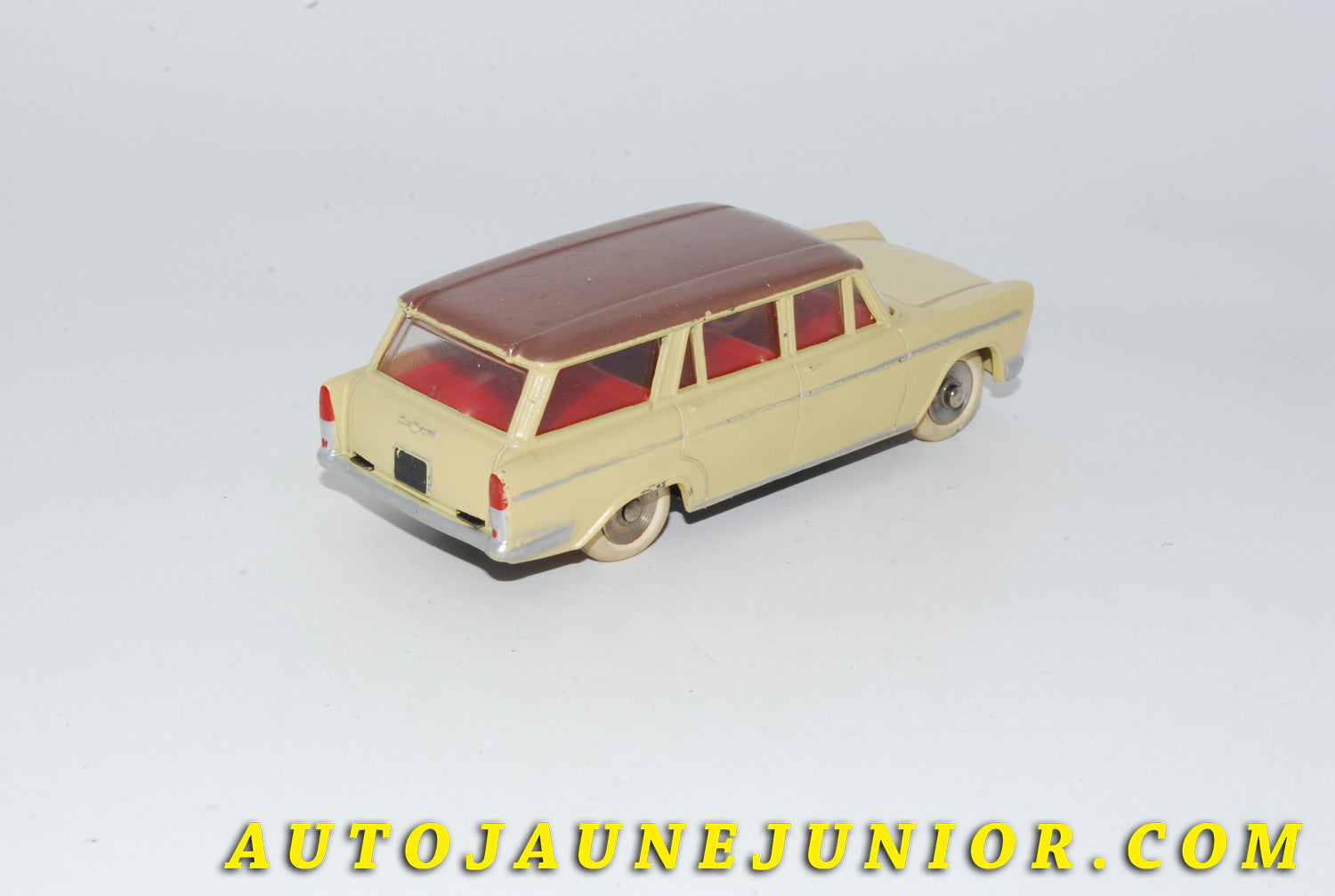 Le #4762 - Dinky Toys - Fiat - 1800 familiale (Moins fréquente couleure) est en vente sur Auto Jaune Junior ! Découvrez nos collections de diecast Minialuxe, CIJ, C-I-J, JRD, J-R-D,  Matchbox, Majorette… AutoJauneJunior.com : le site de vente en ligne et de partage pour les passionés de miniatures et collectionneurs de jouets anciens ! Des centaines de modèles en vente, et des nouveautés mises en ligne chaque jour à 21h00 !