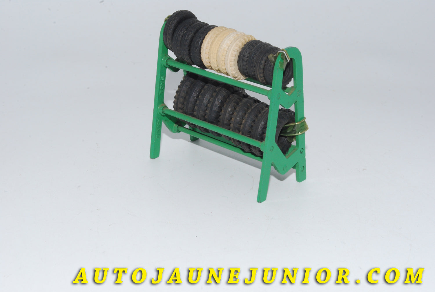 Le #4769 - Dinky Toys - Accessoire - Porte Pneus  Dunlop est en vente sur Auto Jaune Junior ! Découvrez nos collections de diecast Minialuxe, CIJ, C-I-J, JRD, J-R-D,  Matchbox, Majorette… AutoJauneJunior.com : le site de vente en ligne et de partage pour les passionés de miniatures et collectionneurs de jouets anciens ! Des centaines de modèles en vente, et des nouveautés mises en ligne chaque jour à 21h00 !