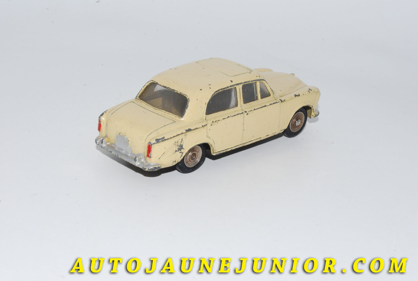 Le #4779 - Dinky Toys - Peugeot - 403 Berline Type  III avec vitrages !  est en vente sur Auto Jaune Junior ! Découvrez nos collections de diecast Minialuxe, CIJ, C-I-J, JRD, J-R-D,  Matchbox, Majorette… AutoJauneJunior.com : le site de vente en ligne et de partage pour les passionés de miniatures et collectionneurs de jouets anciens ! Des centaines de modèles en vente, et des nouveautés mises en ligne chaque jour à 21h00 !