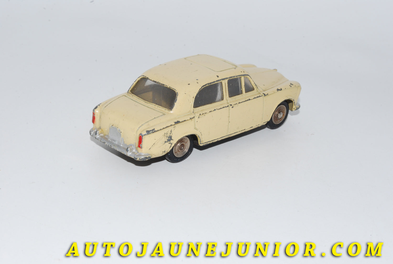 Le #4779 - Dinky Toys - Peugeot - 403 Berline Type  III avec vitrages !  est en vente sur Auto Jaune Junior ! Découvrez nos collections de diecast Minialuxe, CIJ, C-I-J, JRD, J-R-D,  Matchbox, Majorette… AutoJauneJunior.com : le site de vente en ligne et de partage pour les passionés de miniatures et collectionneurs de jouets anciens ! Des centaines de modèles en vente, et des nouveautés mises en ligne chaque jour à 21h00 !