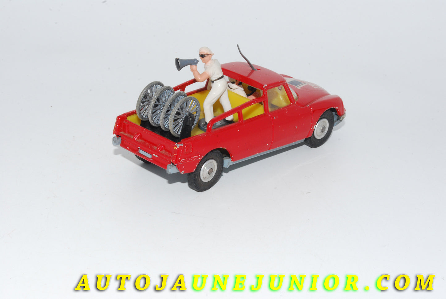 Le #4802 - Corgi Toys - Citroën - DS21 pick up Paramout Tour de France (TRES PEU FREQUENTE PREMIERE VERSION !) est en vente sur Auto Jaune Junior ! Découvrez nos collections de diecast Minialuxe, CIJ, C-I-J, JRD, J-R-D,  Matchbox, Majorette… AutoJauneJunior.com : le site de vente en ligne et de partage pour les passionés de miniatures et collectionneurs de jouets anciens ! Des centaines de modèles en vente, et des nouveautés mises en ligne chaque jour à 21h00 !