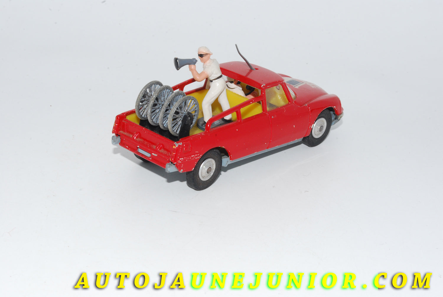 Le #4802 - Corgi Toys - Citroën - DS21 pick up Paramout Tour de France (TRES PEU FREQUENTE PREMIERE VERSION !) est en vente sur Auto Jaune Junior ! Découvrez nos collections de diecast Minialuxe, CIJ, C-I-J, JRD, J-R-D,  Matchbox, Majorette… AutoJauneJunior.com : le site de vente en ligne et de partage pour les passionés de miniatures et collectionneurs de jouets anciens ! Des centaines de modèles en vente, et des nouveautés mises en ligne chaque jour à 21h00 !