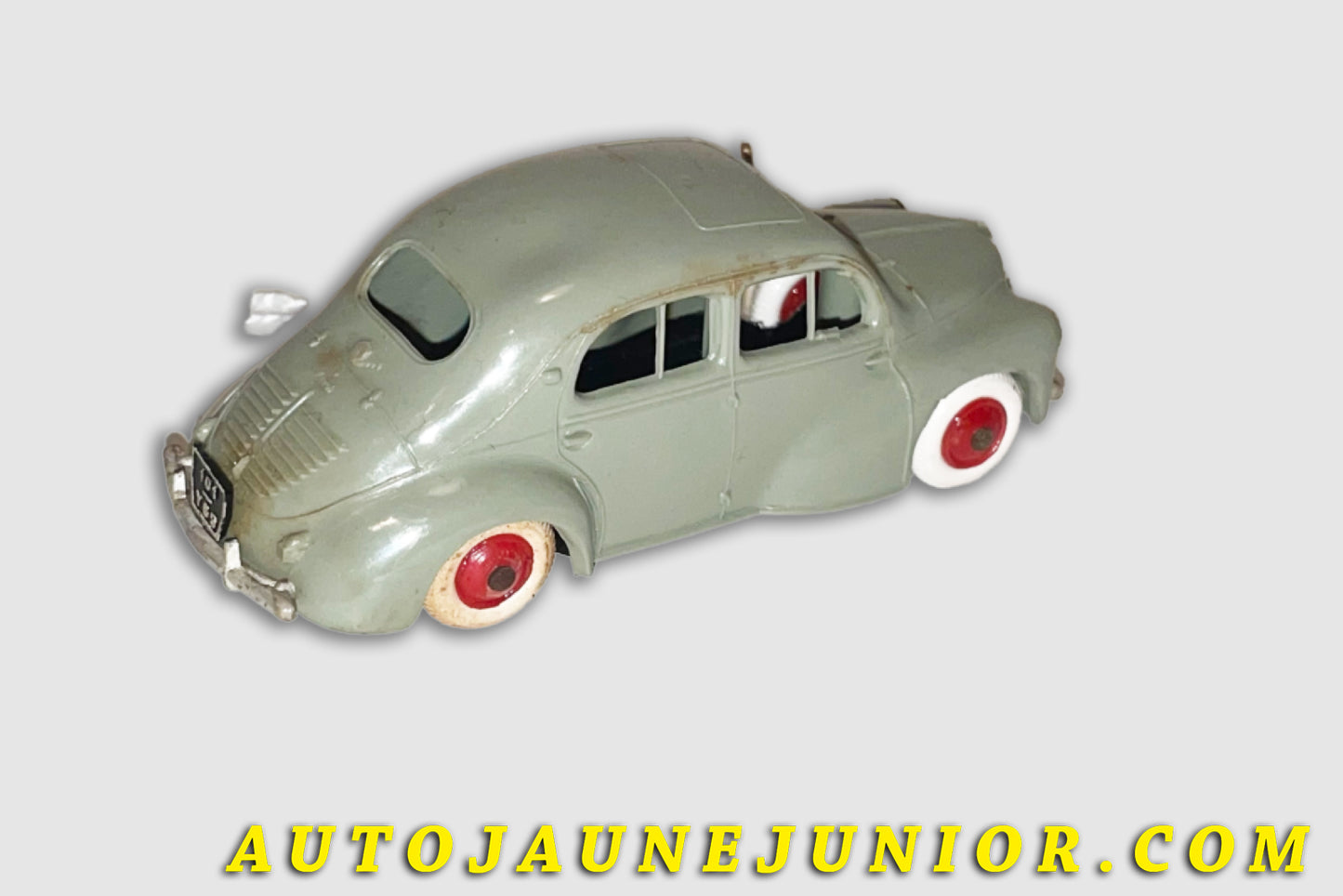 Le Norev Renault 4 Cv 3 Barres est en vente sur Auto Jaune Junior ! Découvrez nos collections de diecast Minialuxe, CIJ, C-I-J, JRD, J-R-D,  Matchbox, Majorette… AutoJaune Junior ; AutoJauneJunior.com : LE site de partage pour les passionés de miniatures et collectionneurs de jouets anciens ! 