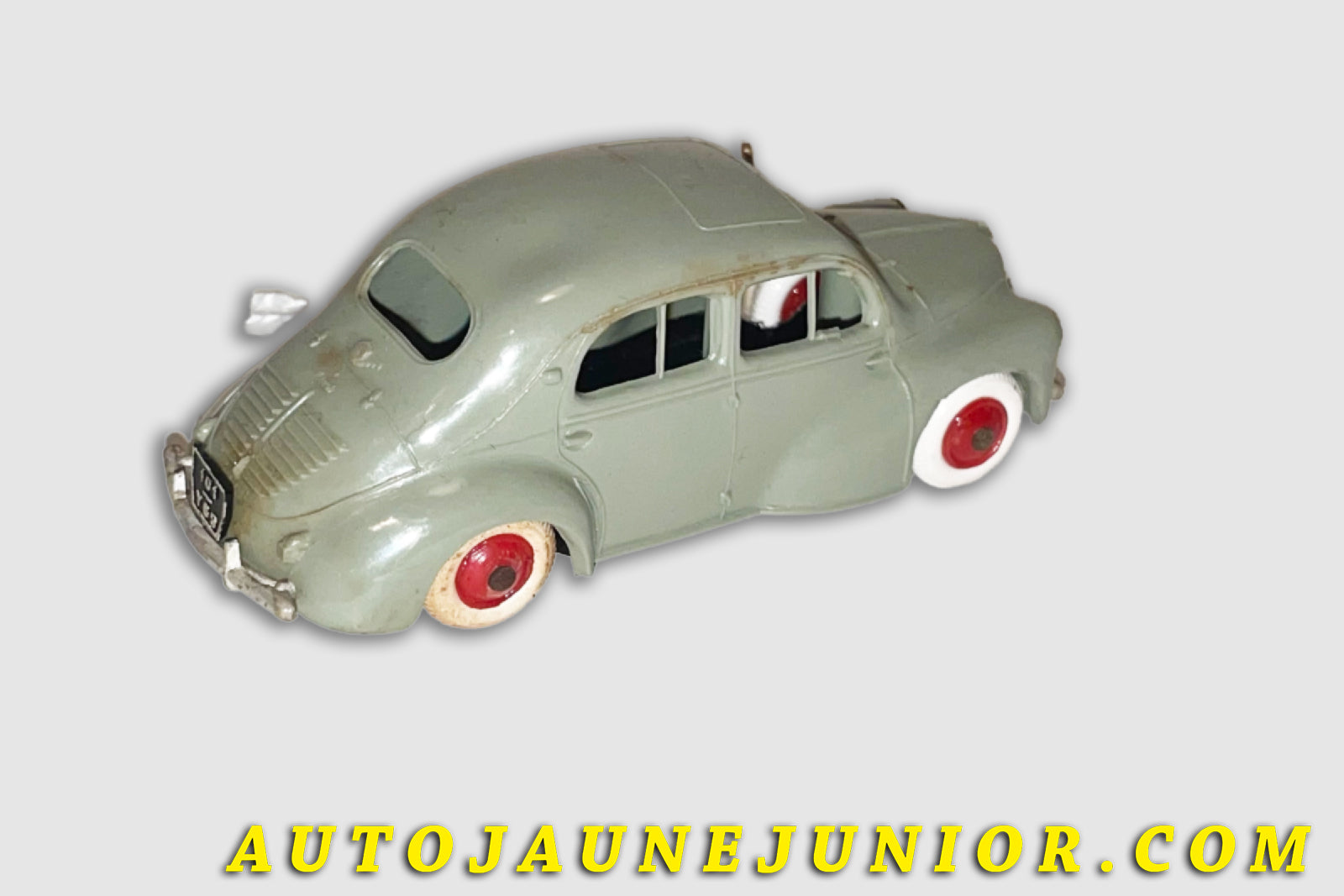 Le Norev Renault 4 Cv 3 Barres est en vente sur Auto Jaune Junior ! Découvrez nos collections de diecast Minialuxe, CIJ, C-I-J, JRD, J-R-D,  Matchbox, Majorette… AutoJaune Junior ; AutoJauneJunior.com : LE site de partage pour les passionés de miniatures et collectionneurs de jouets anciens ! 