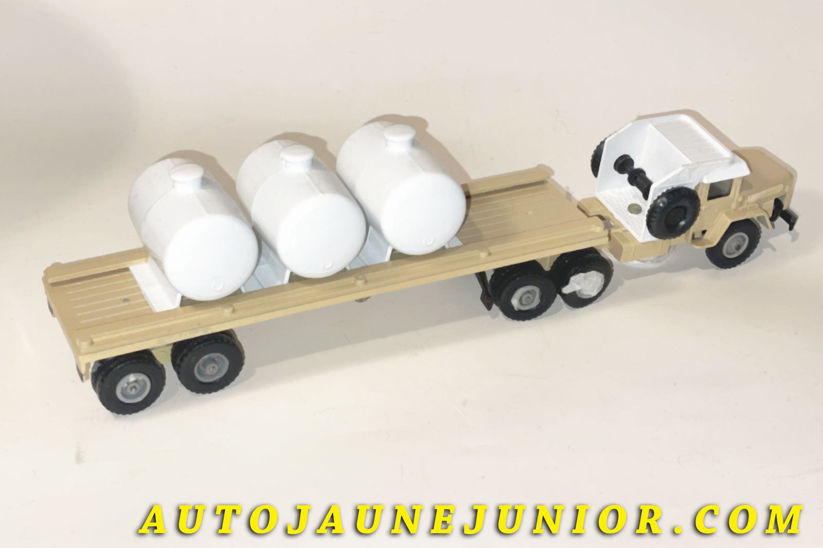 Le Solido Unic Tracteur Sahara semi remorque Titan avec cuves est en vente sur Auto Jaune Junior ! Découvrez nos collections de diecast Minialuxe, CIJ, C-I-J, JRD, J-R-D,  Matchbox, Majorette… AutoJaune Junior ; AutoJauneJunior.com : LE site de partage pour les passionés de miniatures et collectionneurs de jouets anciens ! 