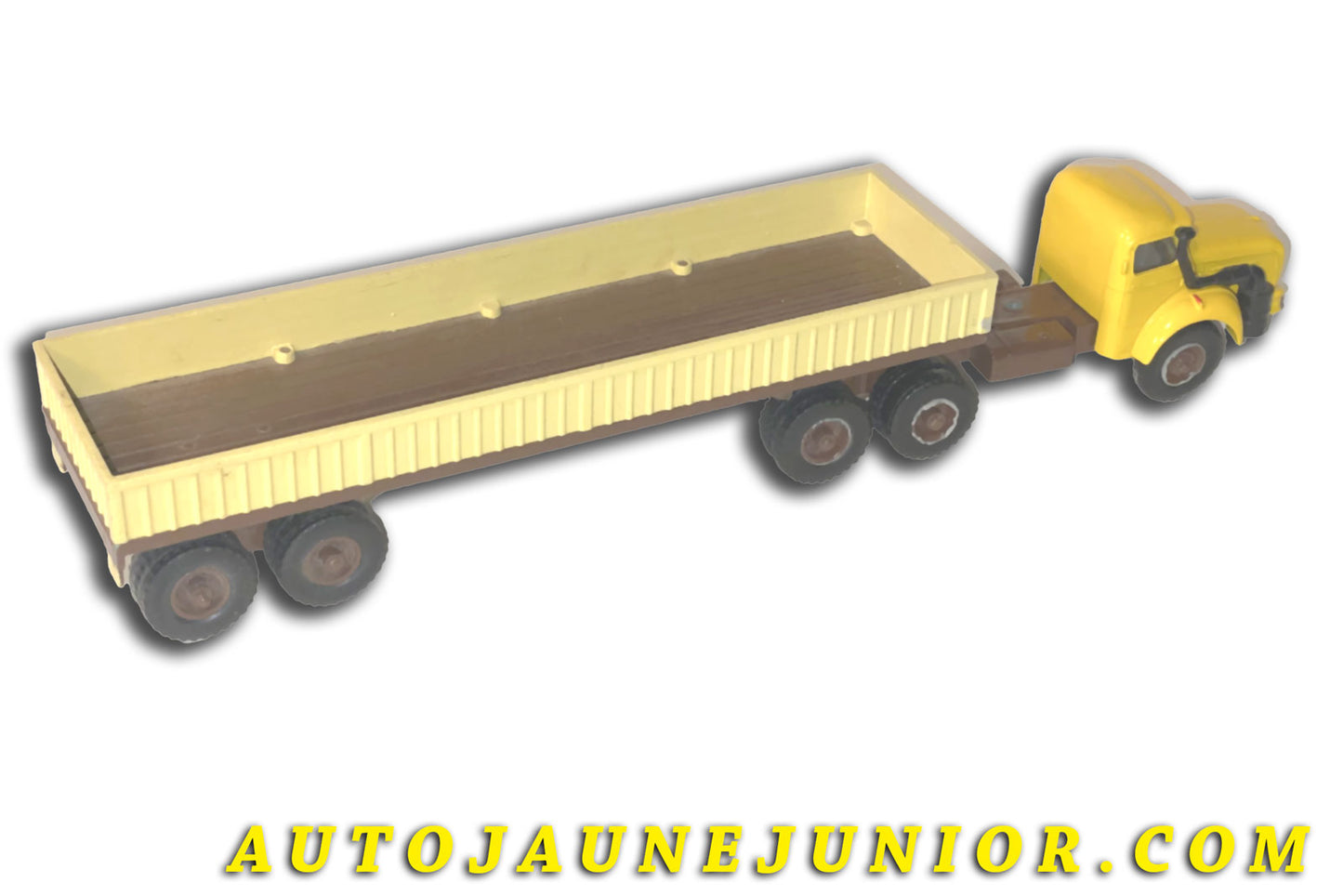 Le Solido Berliet Tracteur TBO avec essieu à 6roues avec semi remorque ridelles Titan est en vente sur Auto Jaune Junior ! Découvrez nos collections de diecast Minialuxe, CIJ, C-I-J, JRD, J-R-D,  Matchbox, Majorette… AutoJaune Junior ; AutoJauneJunior.com : LE site de partage pour les passionés de miniatures et collectionneurs de jouets anciens ! 