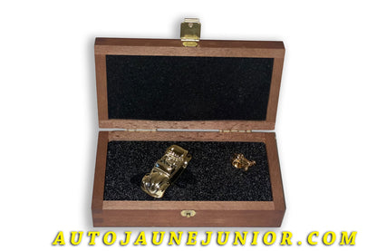 Le Schuco Volkswagen Coffret "Noel 2012" avec 1200' Cabrioleyt et Pin's Monoplace0 est en vente sur Auto Jaune Junior ! Découvrez nos collections de diecast Minialuxe, CIJ, C-I-J, JRD, J-R-D,  Matchbox, Majorette… AutoJaune Junior ; AutoJauneJunior.com : LE site de partage pour les passionés de miniatures et collectionneurs de jouets anciens ! 