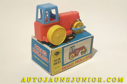 Le Jimson Rouleau type Richier Compacteur à friction est en vente sur Auto Jaune Junior ! Découvrez nos collections de diecast Minialuxe, CIJ, C-I-J, JRD, J-R-D,  Matchbox, Majorette… AutoJaune Junior ; AutoJauneJunior.com : LE site de partage pour les passionés de miniatures et collectionneurs de jouets anciens ! 