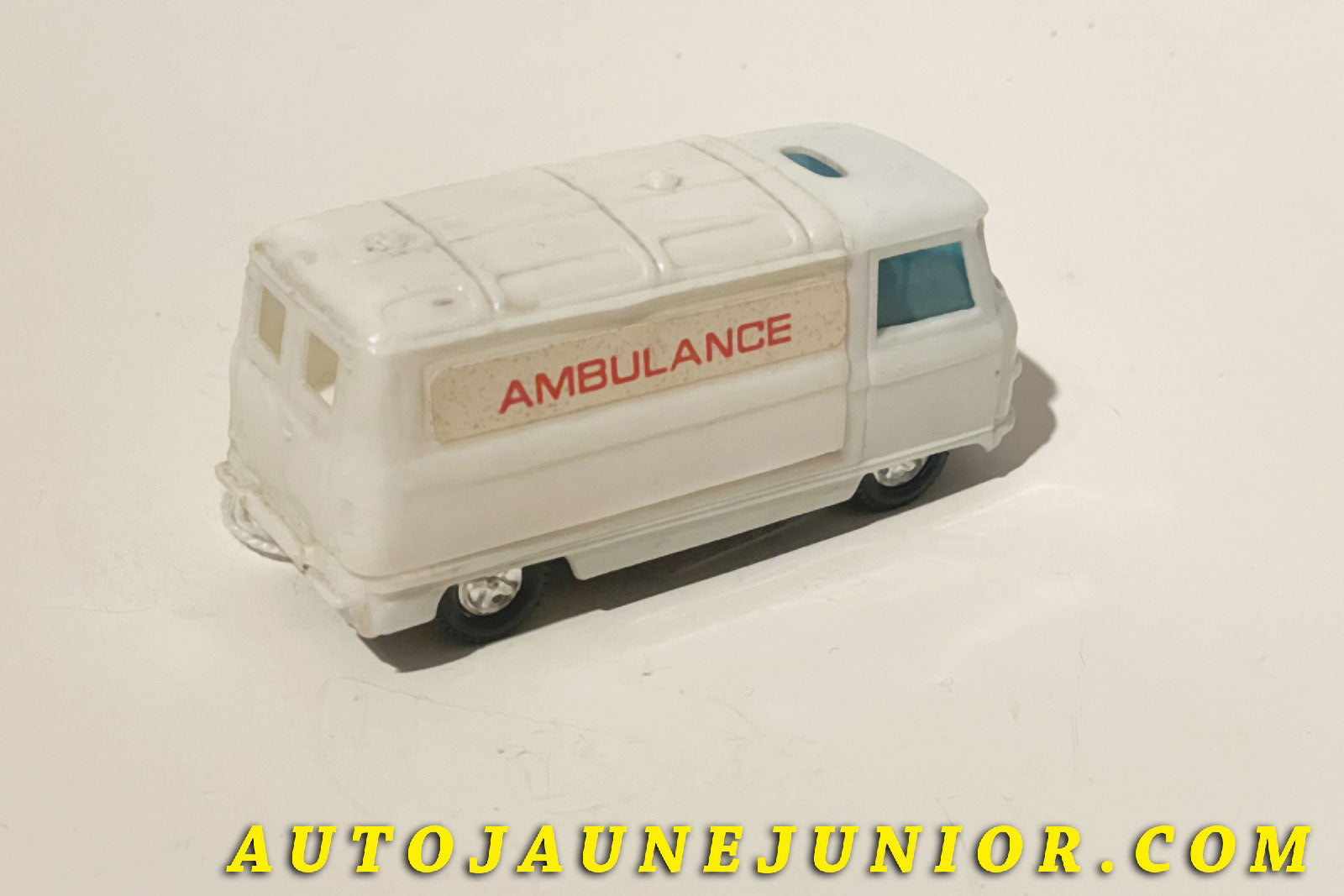 Le Petrel Commer 3/4 Ton Ambulance est en vente sur Auto Jaune Junior ! Découvrez nos collections de diecast Minialuxe, CIJ, C-I-J, JRD, J-R-D,  Matchbox, Majorette… AutoJaune Junior ; AutoJauneJunior.com : LE site de partage pour les passionés de miniatures et collectionneurs de jouets anciens ! 