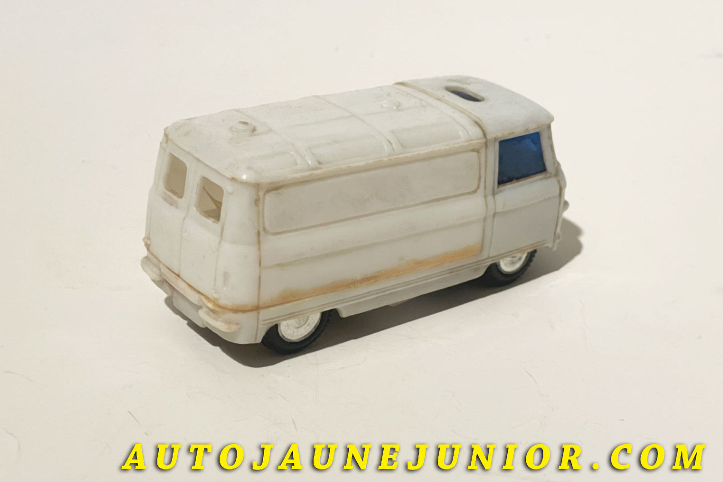 Le Hong-Kong Commer 3/4 Ton Ambulance est en vente sur Auto Jaune Junior ! Découvrez nos collections de diecast Minialuxe, CIJ, C-I-J, JRD, J-R-D,  Matchbox, Majorette… AutoJaune Junior ; AutoJauneJunior.com : LE site de partage pour les passionés de miniatures et collectionneurs de jouets anciens ! 
