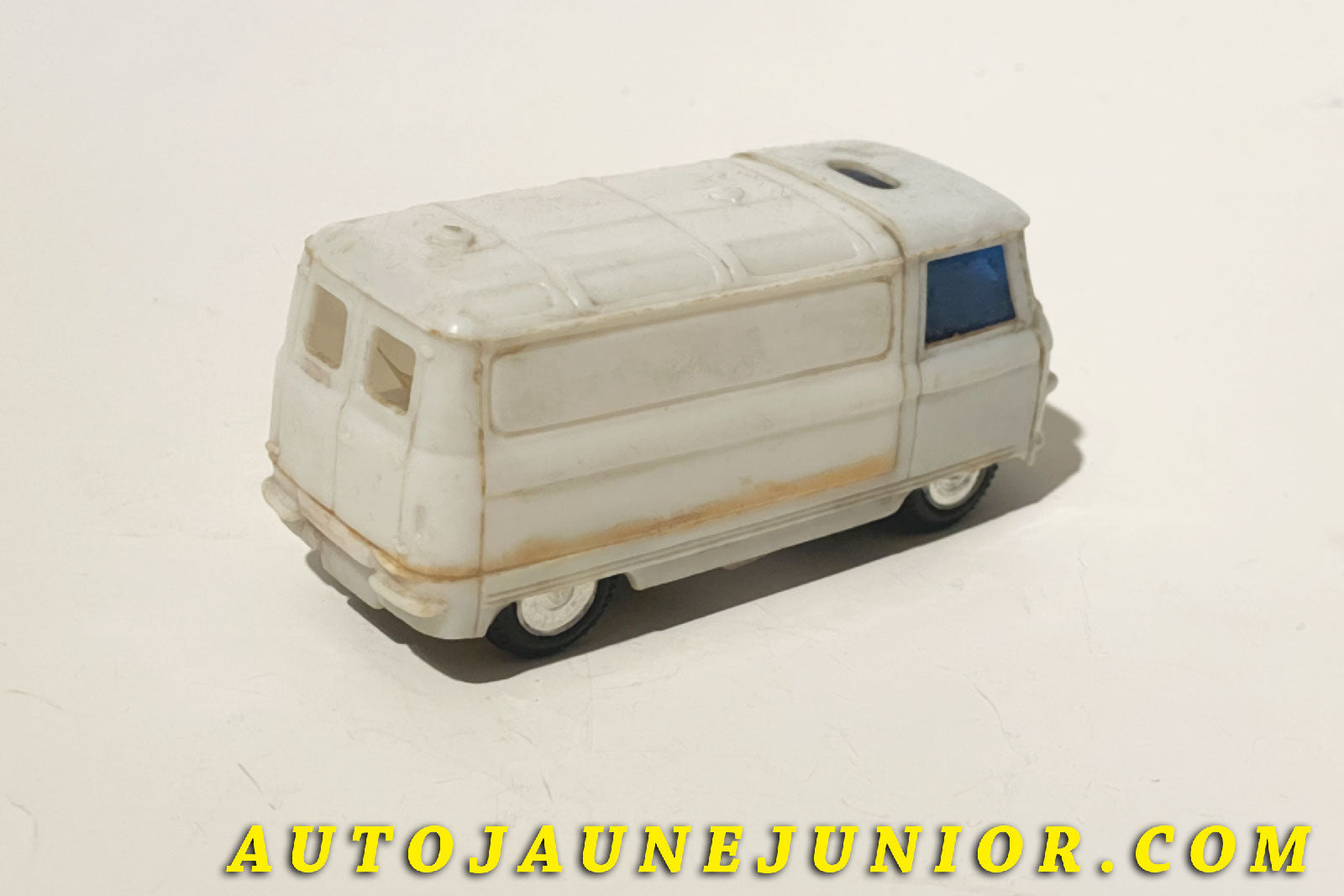 Le Hong-Kong Commer 3/4 Ton Ambulance est en vente sur Auto Jaune Junior ! Découvrez nos collections de diecast Minialuxe, CIJ, C-I-J, JRD, J-R-D,  Matchbox, Majorette… AutoJaune Junior ; AutoJauneJunior.com : LE site de partage pour les passionés de miniatures et collectionneurs de jouets anciens ! 