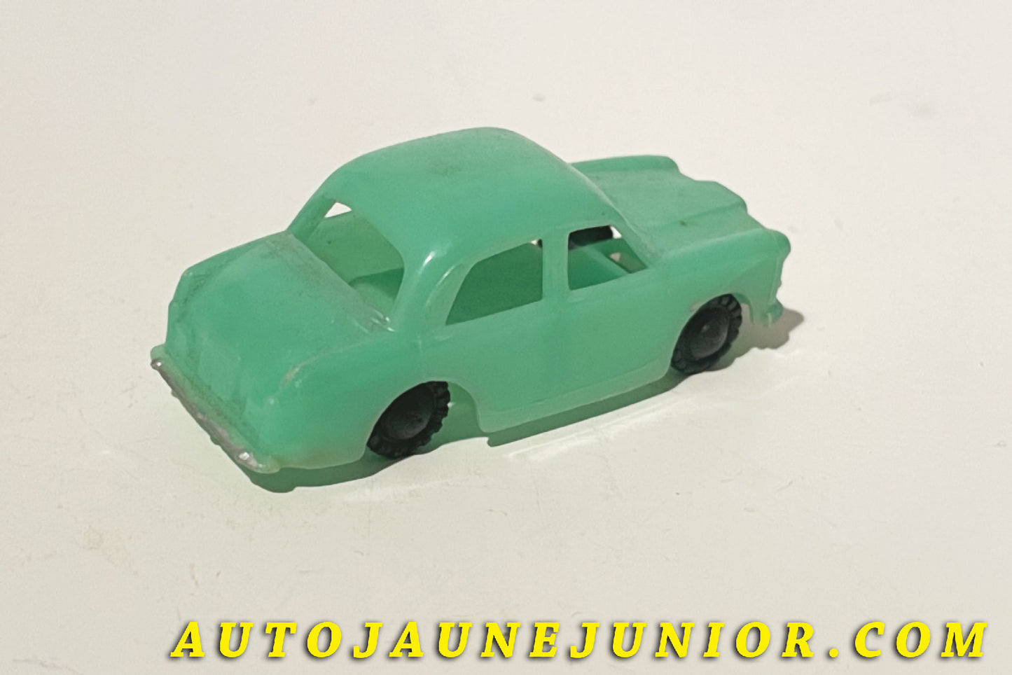 Le Hong-Kong Austin A 103 est en vente sur Auto Jaune Junior ! Découvrez nos collections de diecast Minialuxe, CIJ, C-I-J, JRD, J-R-D,  Matchbox, Majorette… AutoJaune Junior ; AutoJauneJunior.com : LE site de partage pour les passionés de miniatures et collectionneurs de jouets anciens ! 