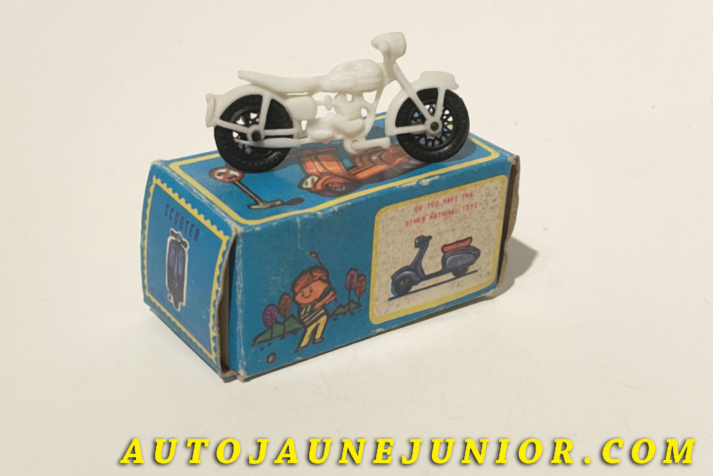 Le Hong-Kong Vespa 2 roues motorisée est en vente sur Auto Jaune Junior ! Découvrez nos collections de diecast Minialuxe, CIJ, C-I-J, JRD, J-R-D,  Matchbox, Majorette… AutoJaune Junior ; AutoJauneJunior.com : LE site de partage pour les passionés de miniatures et collectionneurs de jouets anciens ! 