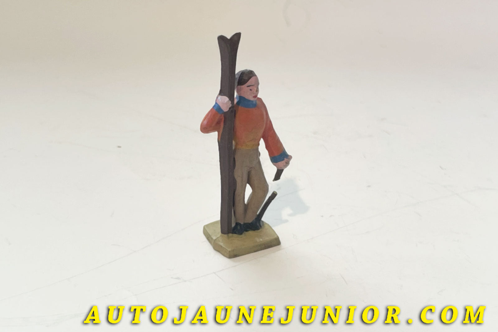 Le Hornby Personnage Skieur  est en vente sur Auto Jaune Junior ! Découvrez nos collections de diecast Minialuxe, CIJ, C-I-J, JRD, J-R-D,  Matchbox, Majorette… AutoJaune Junior ; AutoJauneJunior.com : LE site de partage pour les passionés de miniatures et collectionneurs de jouets anciens ! 