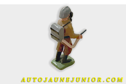 Le Profusion Mecchanica (PM) Personnage Soldat avec masque à gaz est en vente sur Auto Jaune Junior ! Découvrez nos collections de diecast Minialuxe, CIJ, C-I-J, JRD, J-R-D,  Matchbox, Majorette… AutoJaune Junior ; AutoJauneJunior.com : LE site de partage pour les passionés de miniatures et collectionneurs de jouets anciens ! 