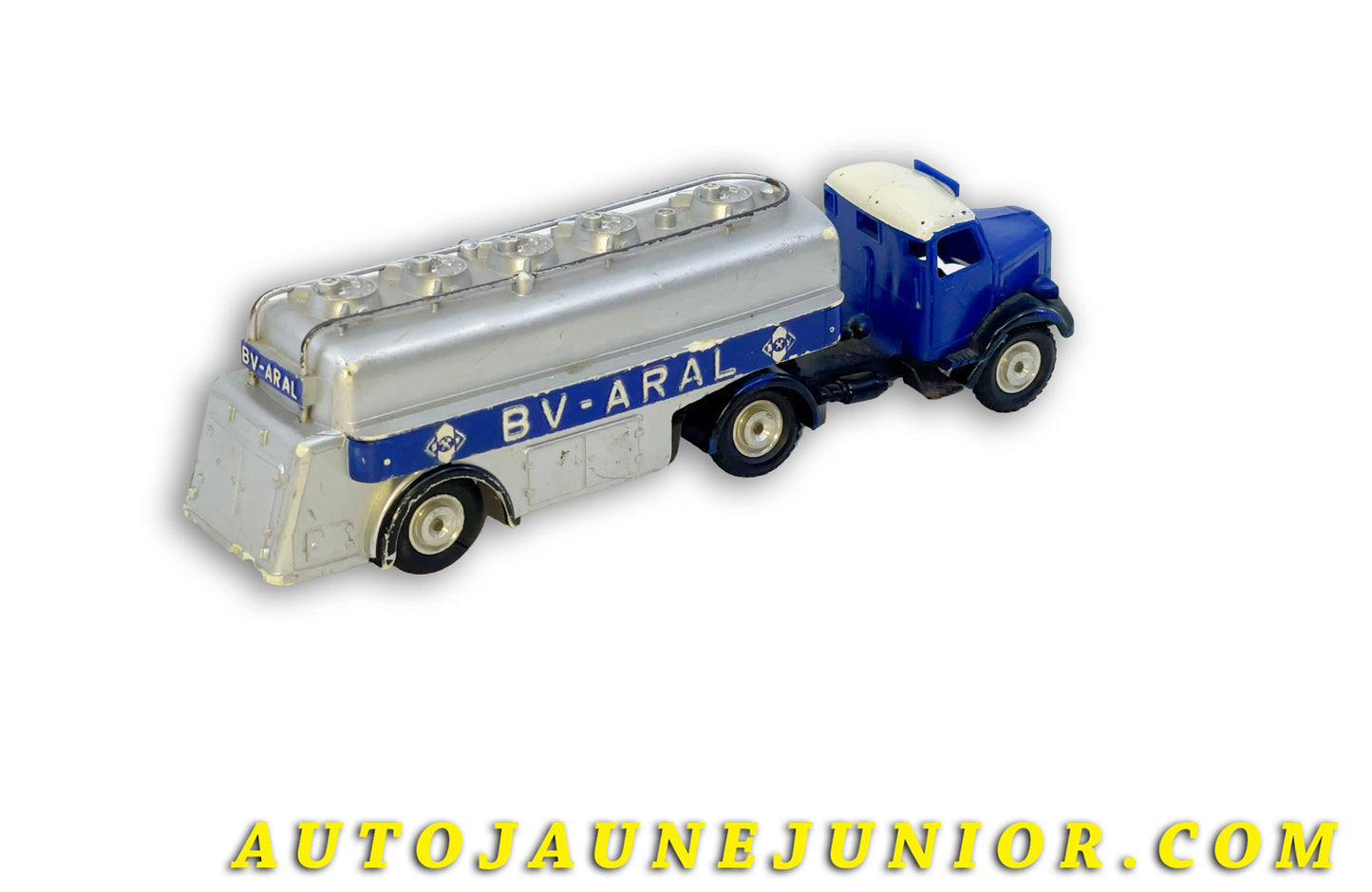 Le Märklin Man Semi remorque citerne "Aral" (plastique) est en vente sur Auto Jaune Junior ! Découvrez nos collections de diecast Minialuxe, CIJ, C-I-J, JRD, J-R-D,  Matchbox, Majorette… AutoJaune Junior ; AutoJauneJunior.com : LE site de partage pour les passionés de miniatures et collectionneurs de jouets anciens ! 