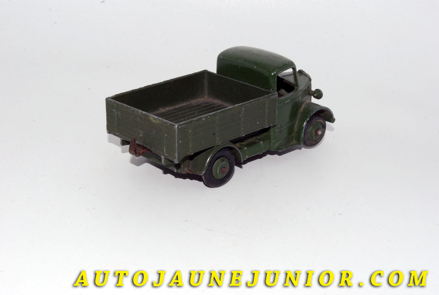 Le #5502 - Dinky Toys - Bedford - Camion « O » Ridelles Militaire (modèle réservé à l'exportation) est en vente sur Auto Jaune Junior ! Découvrez nos collections de diecast Minialuxe, CIJ, C-I-J, JRD, J-R-D,  Matchbox, Majorette… AutoJauneJunior.com : le site de vente en ligne et de partage pour les passionés de miniatures et collectionneurs de jouets anciens ! Des centaines de modèles en vente, et des nouveautés mises en ligne chaque jour à 21h00 !