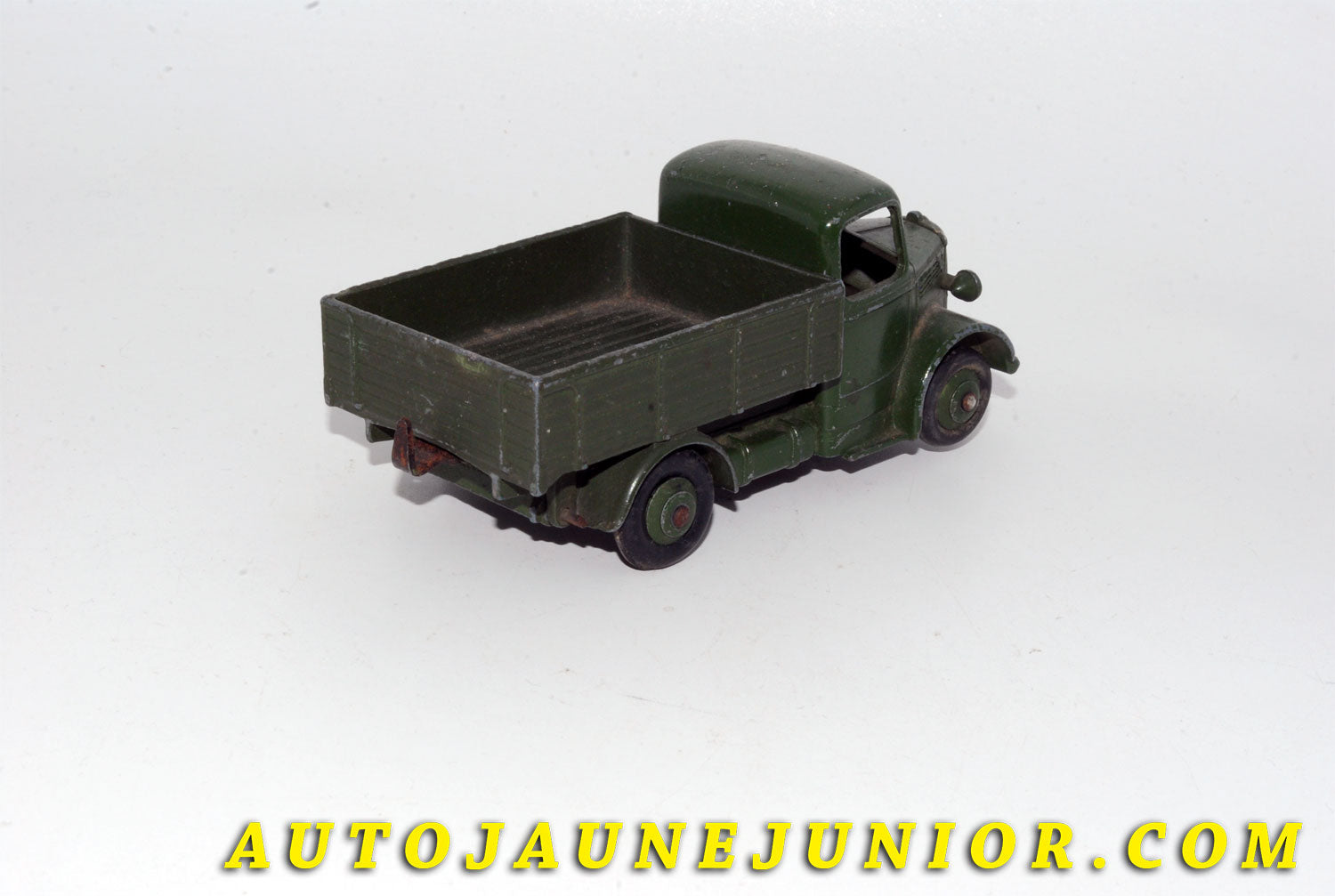 Le #5502 - Dinky Toys - Bedford - Camion « O » Ridelles Militaire (modèle réservé à l'exportation) est en vente sur Auto Jaune Junior ! Découvrez nos collections de diecast Minialuxe, CIJ, C-I-J, JRD, J-R-D,  Matchbox, Majorette… AutoJauneJunior.com : le site de vente en ligne et de partage pour les passionés de miniatures et collectionneurs de jouets anciens ! Des centaines de modèles en vente, et des nouveautés mises en ligne chaque jour à 21h00 !