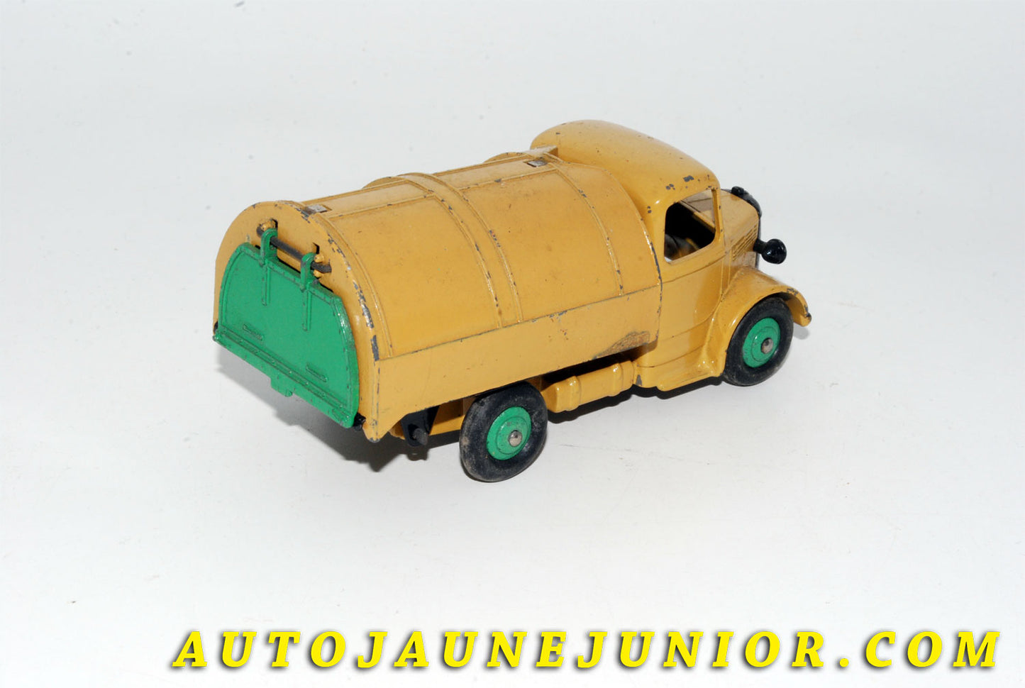Le #5504 - Dinky Toys - Bedford - "O" benne à ordures - Refuse Wagon 
RARE VERSION ! (Volets et jantes de la même teinte !) est en vente sur Auto Jaune Junior ! Découvrez nos collections de diecast Minialuxe, CIJ, C-I-J, JRD, J-R-D,  Matchbox, Majorette… AutoJauneJunior.com : le site de vente en ligne et de partage pour les passionés de miniatures et collectionneurs de jouets anciens ! Des centaines de modèles en vente, et des nouveautés mises en ligne chaque jour à 21h00 !