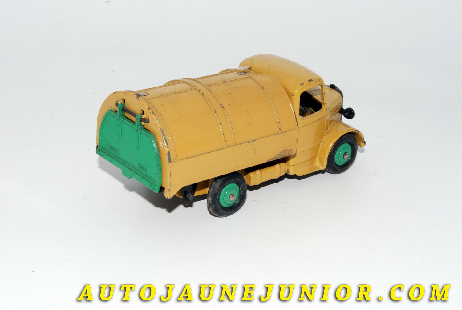 Le #5504 - Dinky Toys - Bedford - "O" benne à ordures - Refuse Wagon 
RARE VERSION ! (Volets et jantes de la même teinte !) est en vente sur Auto Jaune Junior ! Découvrez nos collections de diecast Minialuxe, CIJ, C-I-J, JRD, J-R-D,  Matchbox, Majorette… AutoJauneJunior.com : le site de vente en ligne et de partage pour les passionés de miniatures et collectionneurs de jouets anciens ! Des centaines de modèles en vente, et des nouveautés mises en ligne chaque jour à 21h00 !