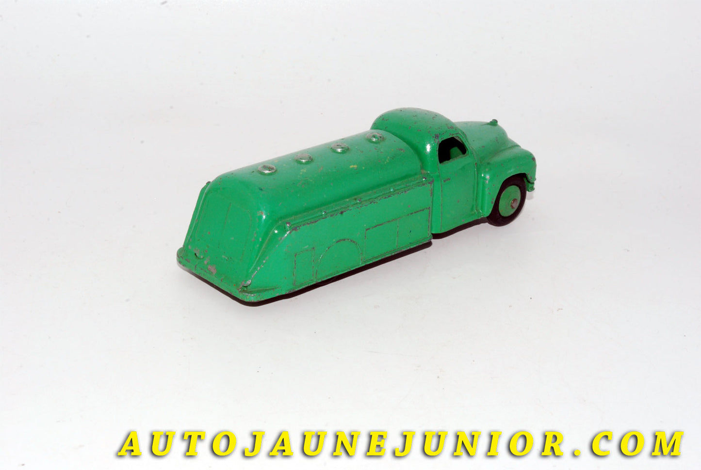 Le #5518 - Dinky Toys - Studebaker - Camion citerne (Rare version sans publicité !)  est en vente sur Auto Jaune Junior ! Découvrez nos collections de diecast Minialuxe, CIJ, C-I-J, JRD, J-R-D,  Matchbox, Majorette… AutoJauneJunior.com : le site de vente en ligne et de partage pour les passionés de miniatures et collectionneurs de jouets anciens ! Des centaines de modèles en vente, et des nouveautés mises en ligne chaque jour à 21h00 !