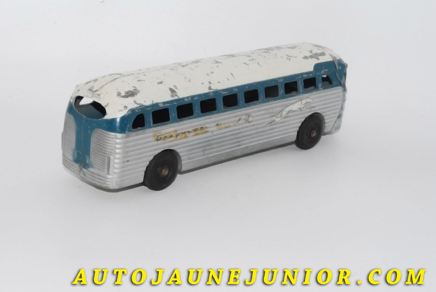Le #5523 - Ertl - GMC - Bus Silver Jet "Greyhound Lines" est en vente sur Auto Jaune Junior ! Découvrez nos collections de diecast Minialuxe, CIJ, C-I-J, JRD, J-R-D,  Matchbox, Majorette… AutoJauneJunior.com : le site de vente en ligne et de partage pour les passionés de miniatures et collectionneurs de jouets anciens ! Des centaines de modèles en vente, et des nouveautés mises en ligne chaque jour à 21h00 !