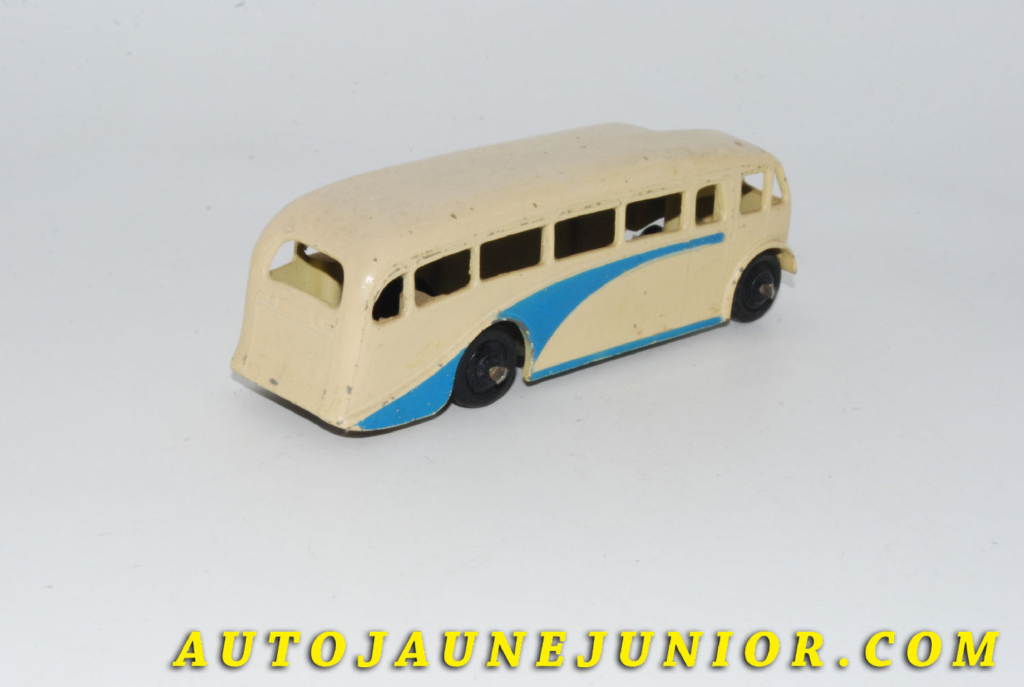 Le #5537 - Dinky Toys - AEC - Car demi -Cabine (Half Cab) est en vente sur Auto Jaune Junior ! Découvrez nos collections de diecast Minialuxe, CIJ, C-I-J, JRD, J-R-D,  Matchbox, Majorette… AutoJauneJunior.com : le site de vente en ligne et de partage pour les passionés de miniatures et collectionneurs de jouets anciens ! Des centaines de modèles en vente, et des nouveautés mises en ligne chaque jour à 21h00 !