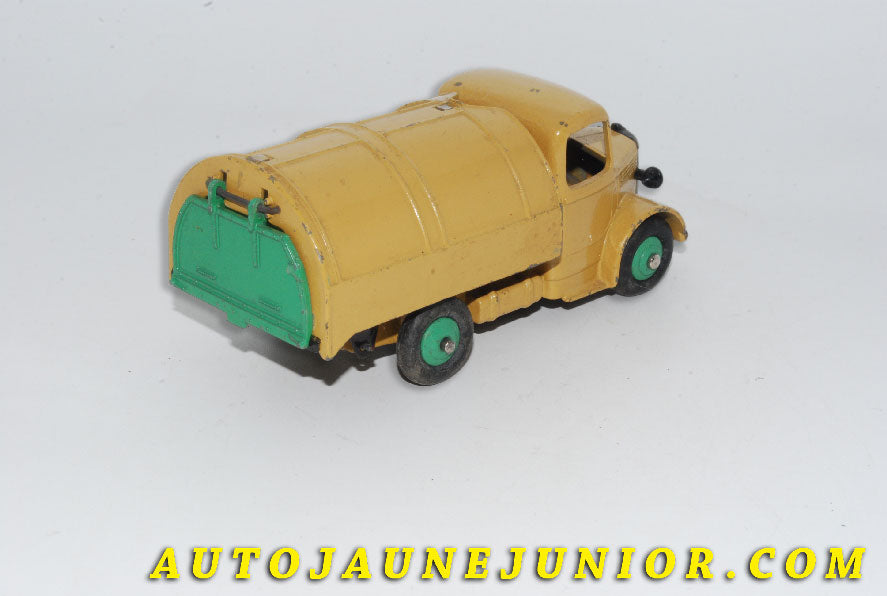 Le #5547 - Dinky Toys - Bedford - "O" benne à ordures - Refuse Wagon 
RARE VERSION ! (Volets et jantes de la même teinte !) est en vente sur Auto Jaune Junior ! Découvrez nos collections de diecast Minialuxe, CIJ, C-I-J, JRD, J-R-D,  Matchbox, Majorette… AutoJauneJunior.com : le site de vente en ligne et de partage pour les passionés de miniatures et collectionneurs de jouets anciens ! Des centaines de modèles en vente, et des nouveautés mises en ligne chaque jour à 21h00 !