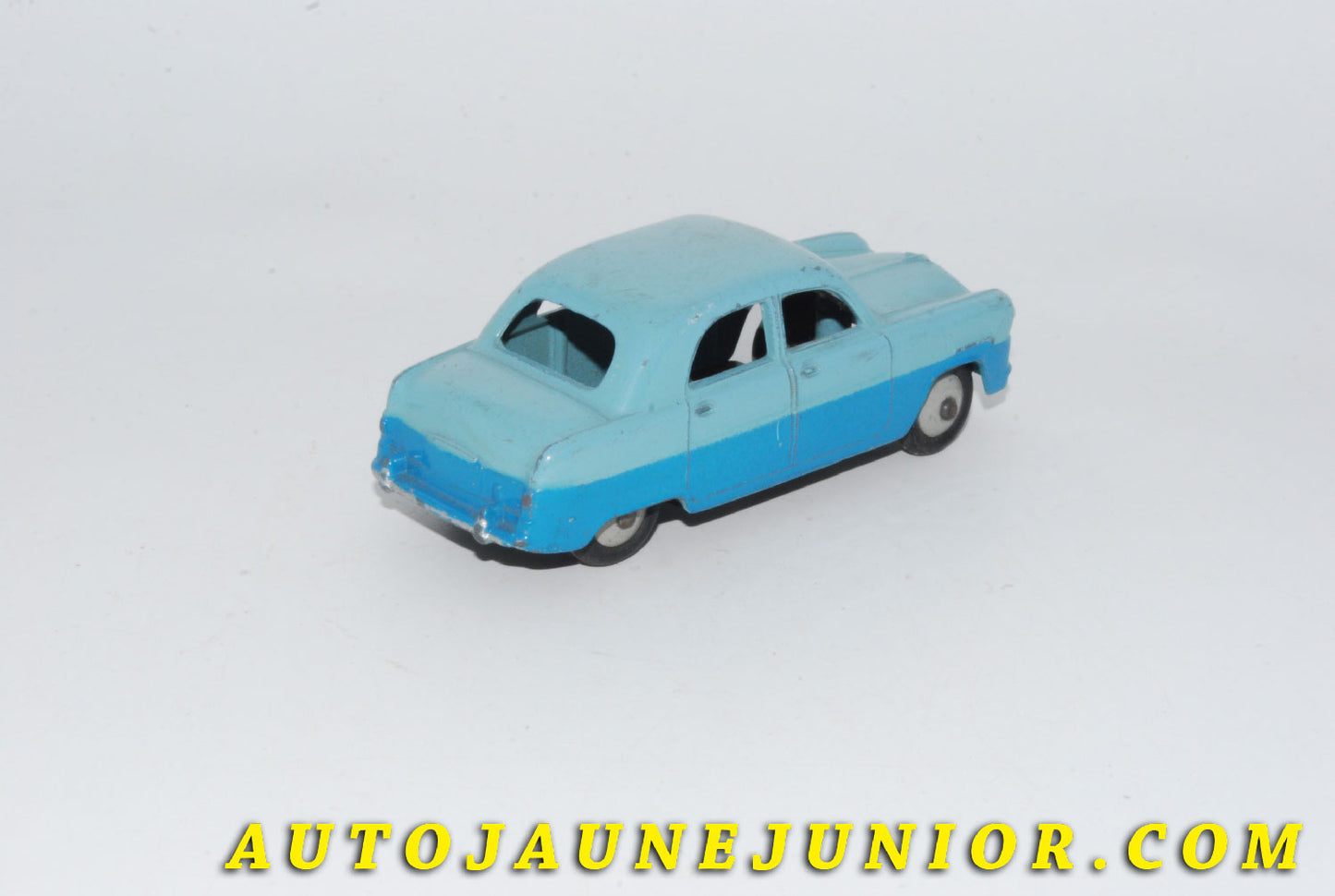 Le #5550 - Dinky Toys - Ford - Zephyr Saloon  -première production ( plaque et feux arrières non soulignés) est en vente sur Auto Jaune Junior ! Découvrez nos collections de diecast Minialuxe, CIJ, C-I-J, JRD, J-R-D,  Matchbox, Majorette… AutoJauneJunior.com : le site de vente en ligne et de partage pour les passionés de miniatures et collectionneurs de jouets anciens ! Des centaines de modèles en vente, et des nouveautés mises en ligne chaque jour à 21h00 !