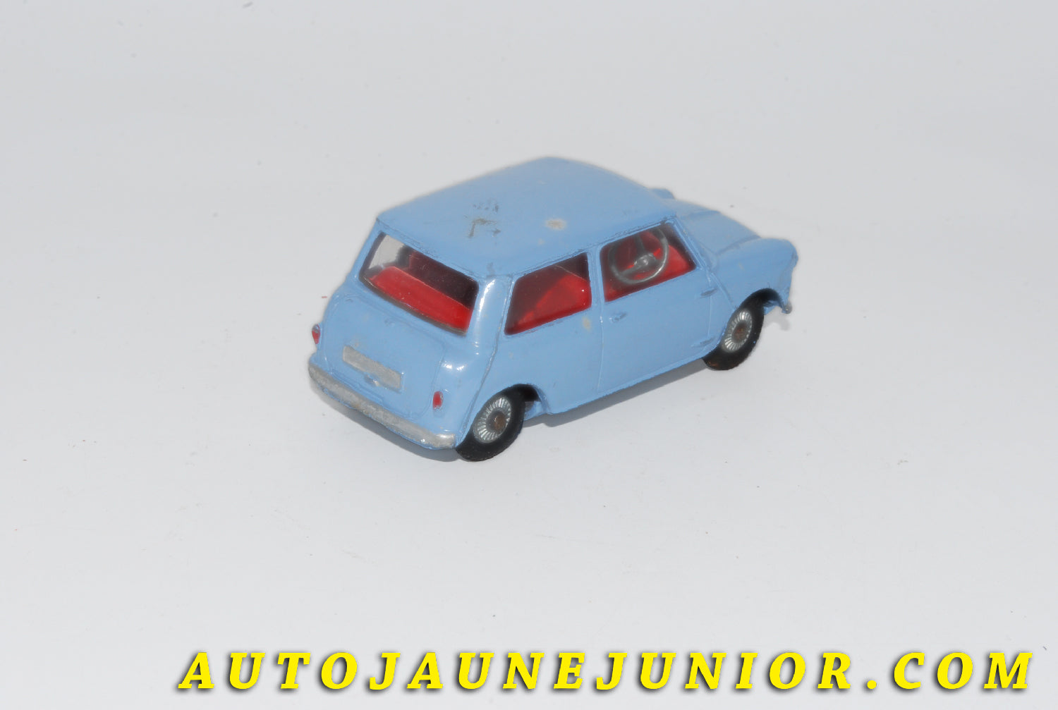 Le #5551 - Corgi Toys - Morris - Mini Minor (Jantes en zamac !) est en vente sur Auto Jaune Junior ! Découvrez nos collections de diecast Minialuxe, CIJ, C-I-J, JRD, J-R-D,  Matchbox, Majorette… AutoJauneJunior.com : le site de vente en ligne et de partage pour les passionés de miniatures et collectionneurs de jouets anciens ! Des centaines de modèles en vente, et des nouveautés mises en ligne chaque jour à 21h00 !