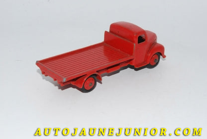 Le #5558 - Dinky Toys - Fordson - Camion plateau (amusante version sans le crochet) est en vente sur Auto Jaune Junior ! Découvrez nos collections de diecast Minialuxe, CIJ, C-I-J, JRD, J-R-D,  Matchbox, Majorette… AutoJauneJunior.com : le site de vente en ligne et de partage pour les passionés de miniatures et collectionneurs de jouets anciens ! Des centaines de modèles en vente, et des nouveautés mises en ligne chaque jour à 21h00 !