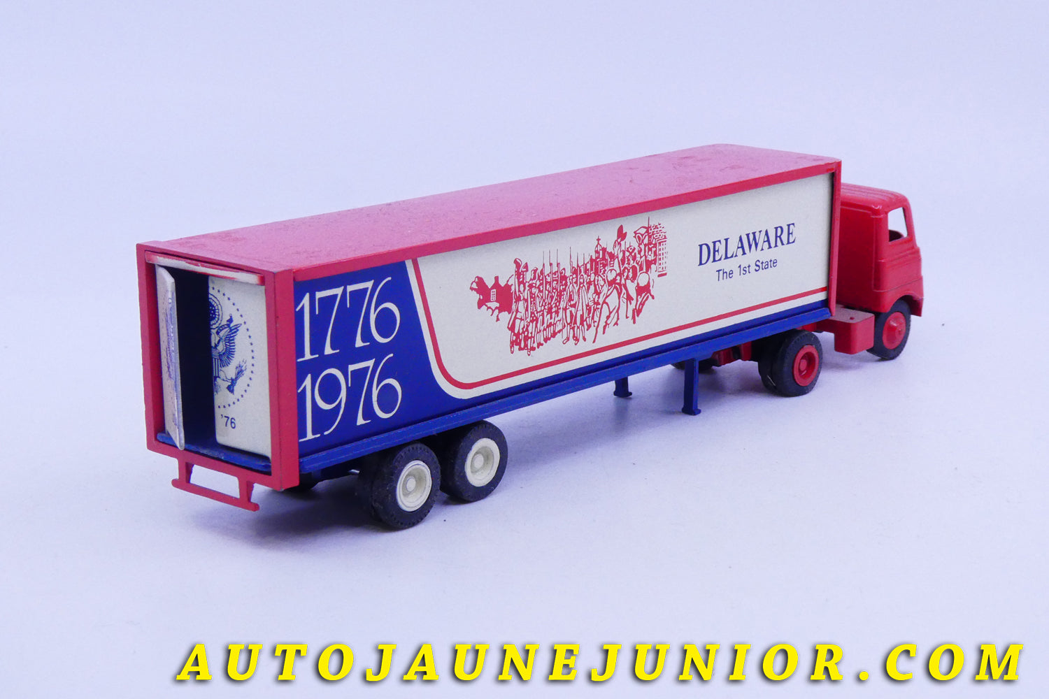 Le #5803 - Winross - White - 5000 semi fourgon "Delaware 1776-1976 » (Bicentennial)" est en vente sur Auto Jaune Junior ! Découvrez nos collections de diecast Minialuxe, CIJ, C-I-J, JRD, J-R-D,  Matchbox, Majorette… AutoJauneJunior.com : le site de vente en ligne et de partage pour les passionés de miniatures et collectionneurs de jouets anciens ! Des centaines de modèles en vente, et des nouveautés mises en ligne chaque jour à 21h00 !