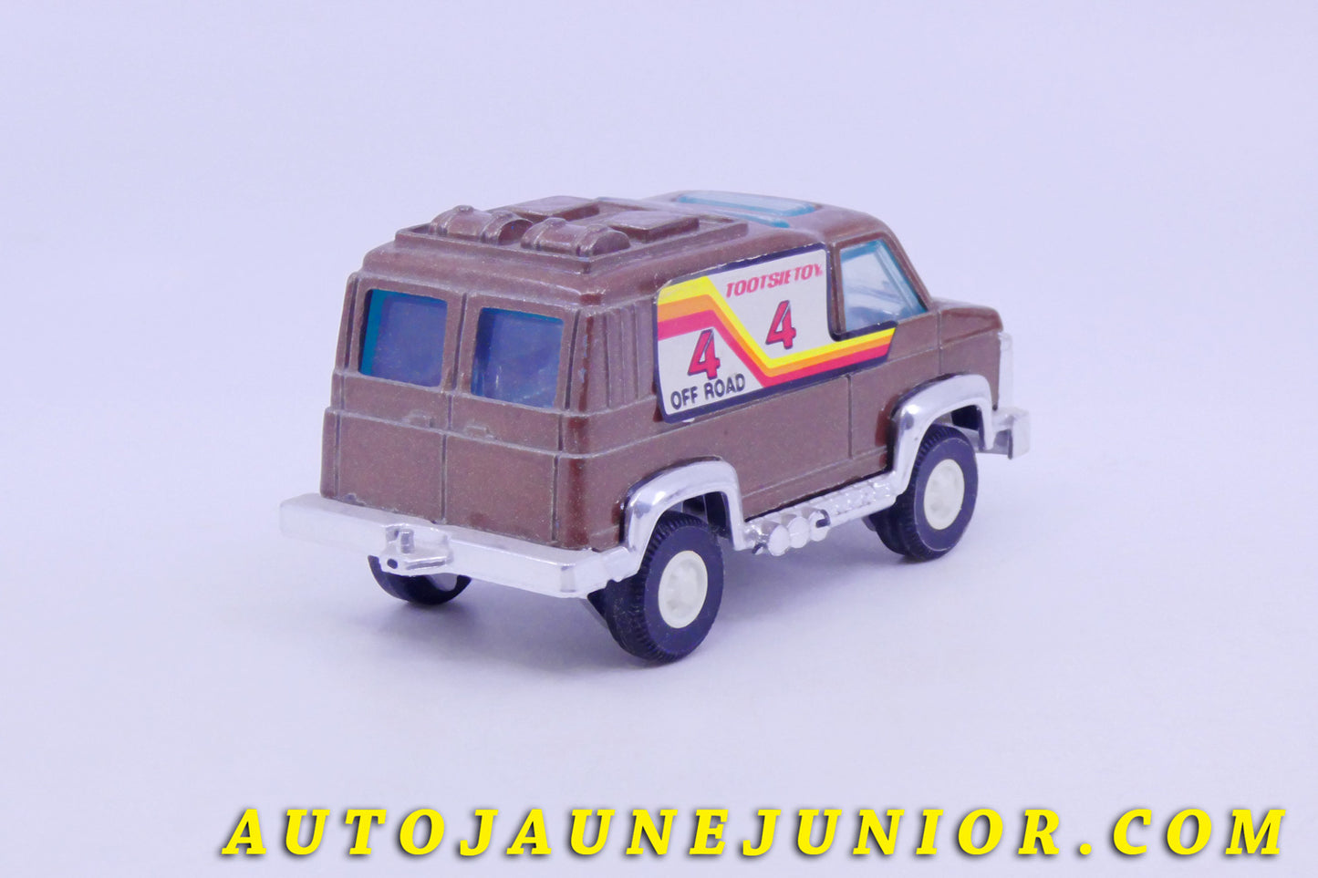 Le #5804 - Tootsietoys - Chevrolet - Van Chevy Blazer - Version Wagon avec Galeries - "TootsieToys 4 by 4 Off Road" est en vente sur Auto Jaune Junior ! Découvrez nos collections de diecast Minialuxe, CIJ, C-I-J, JRD, J-R-D,  Matchbox, Majorette… AutoJauneJunior.com : le site de vente en ligne et de partage pour les passionés de miniatures et collectionneurs de jouets anciens ! Des centaines de modèles en vente, et des nouveautés mises en ligne chaque jour à 21h00 !