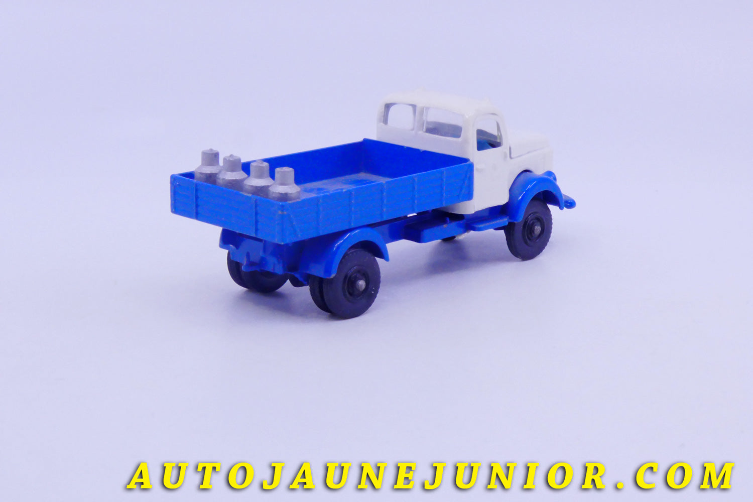 Le #5807 - Vilmer - Volvo - N88 Camion Ridelles Laitier est en vente sur Auto Jaune Junior ! Découvrez nos collections de diecast Minialuxe, CIJ, C-I-J, JRD, J-R-D,  Matchbox, Majorette… AutoJauneJunior.com : le site de vente en ligne et de partage pour les passionés de miniatures et collectionneurs de jouets anciens ! Des centaines de modèles en vente, et des nouveautés mises en ligne chaque jour à 21h00 !