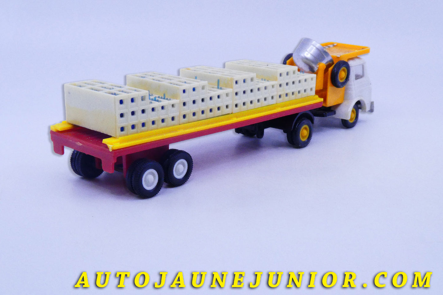Le #6153 - Guisval - Berliet - GAK Semi-Remorque Plateau Brasseur est en vente sur Auto Jaune Junior ! Découvrez nos collections de diecast Minialuxe, CIJ, C-I-J, JRD, J-R-D,  Matchbox, Majorette… AutoJauneJunior.com : le site de vente en ligne et de partage pour les passionés de miniatures et collectionneurs de jouets anciens ! Des centaines de modèles en vente, et des nouveautés mises en ligne chaque jour à 21h00 !